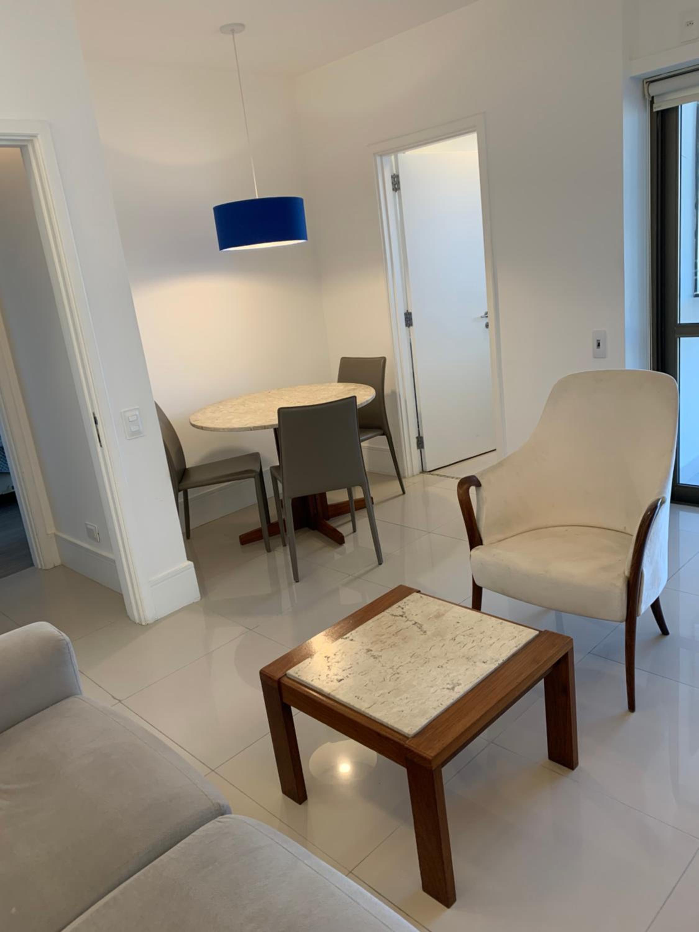 Flat com 70 metros recém reformado, sala, duas suítes, cozinha, vista parcial do mar, edifício em frente à praia da barra