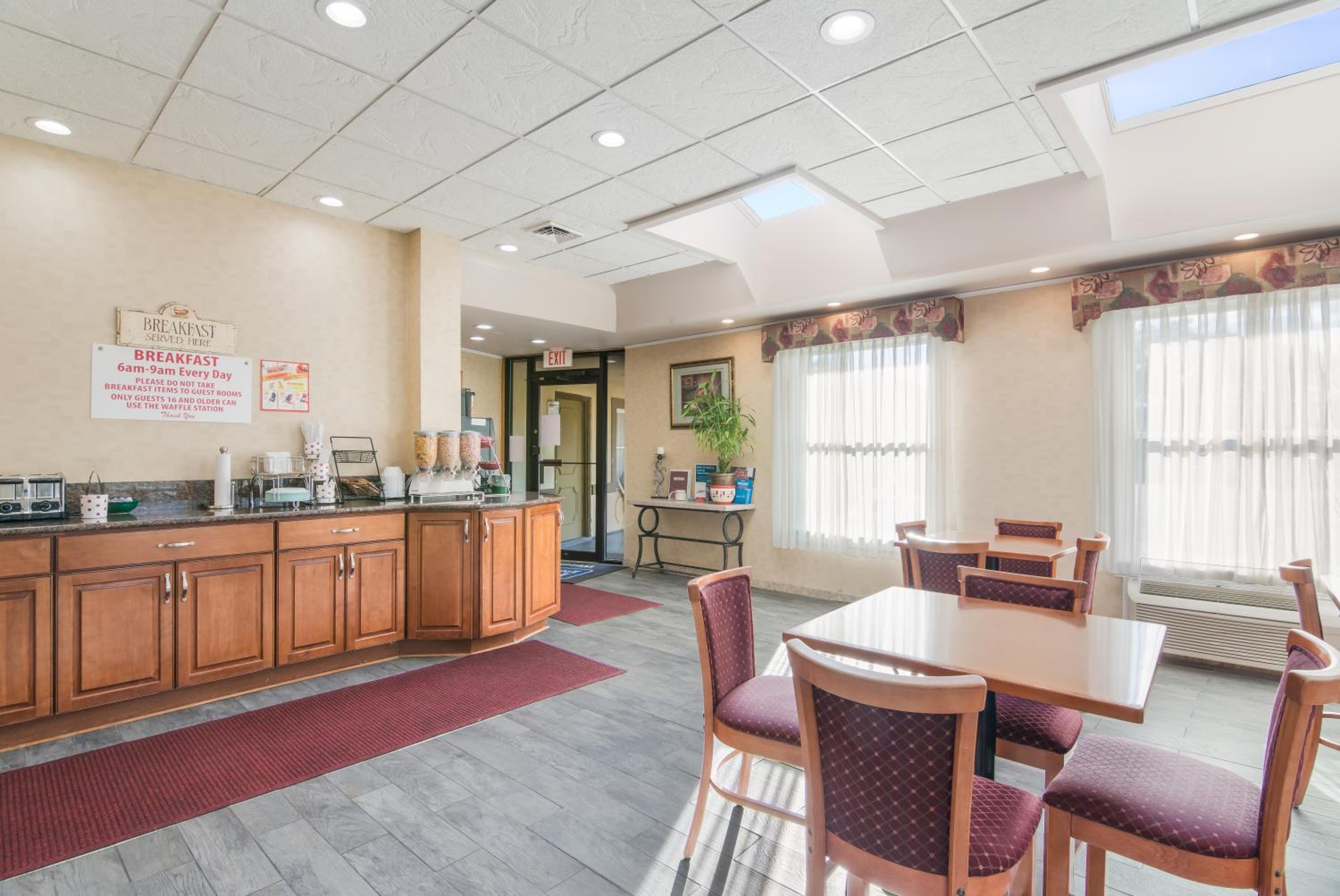 Rodeway Inn - Property Image 36