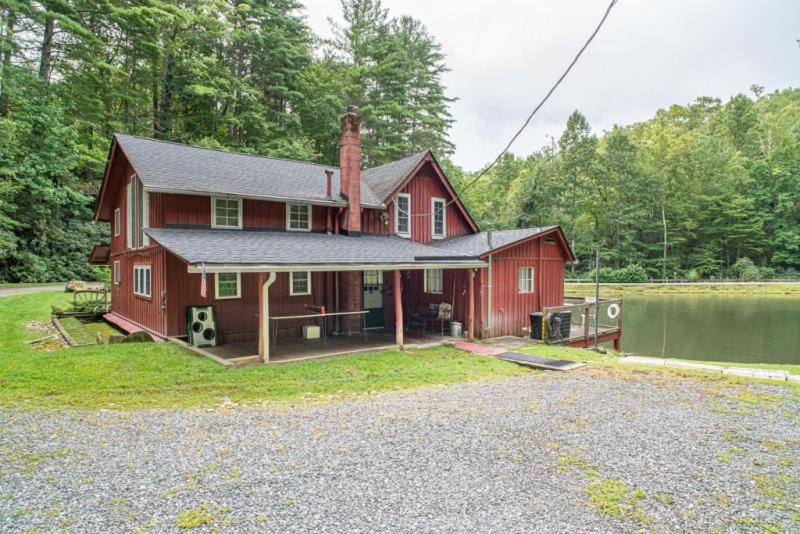 Pops Place · Pops Place on a Fishing Pond, Rustic, Cabin Experi