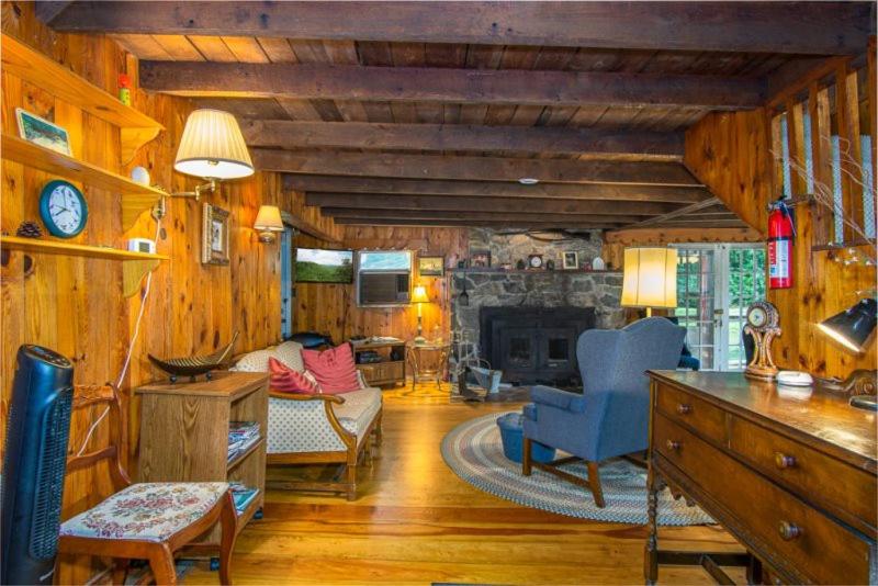 Pops Place · Pops Place on a Fishing Pond, Rustic, Cabin Experi