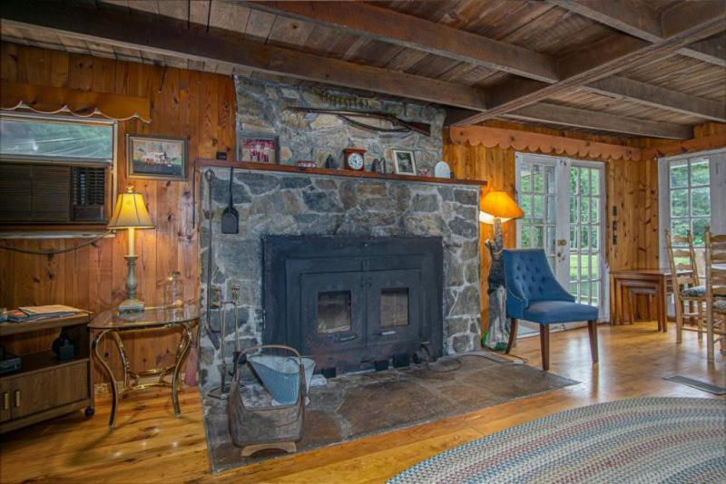 Pops Place · Pops Place on a Fishing Pond, Rustic, Cabin Experi