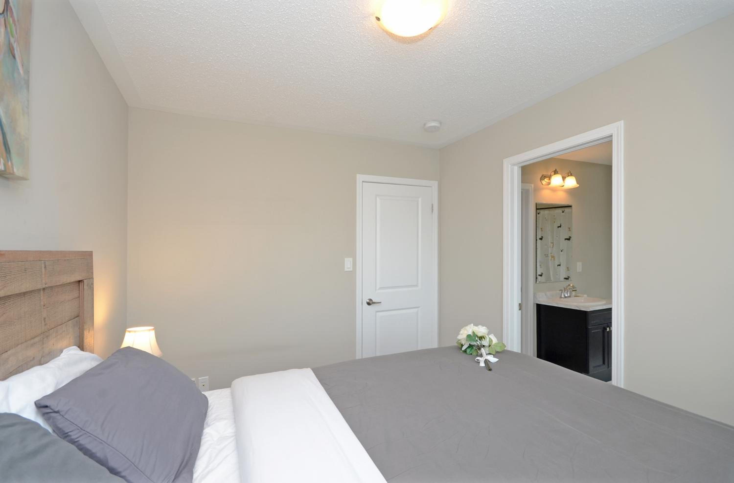 Royal Stays Townhome Collection - 3 Bedroom Townhome in Oakville - Property Image 25