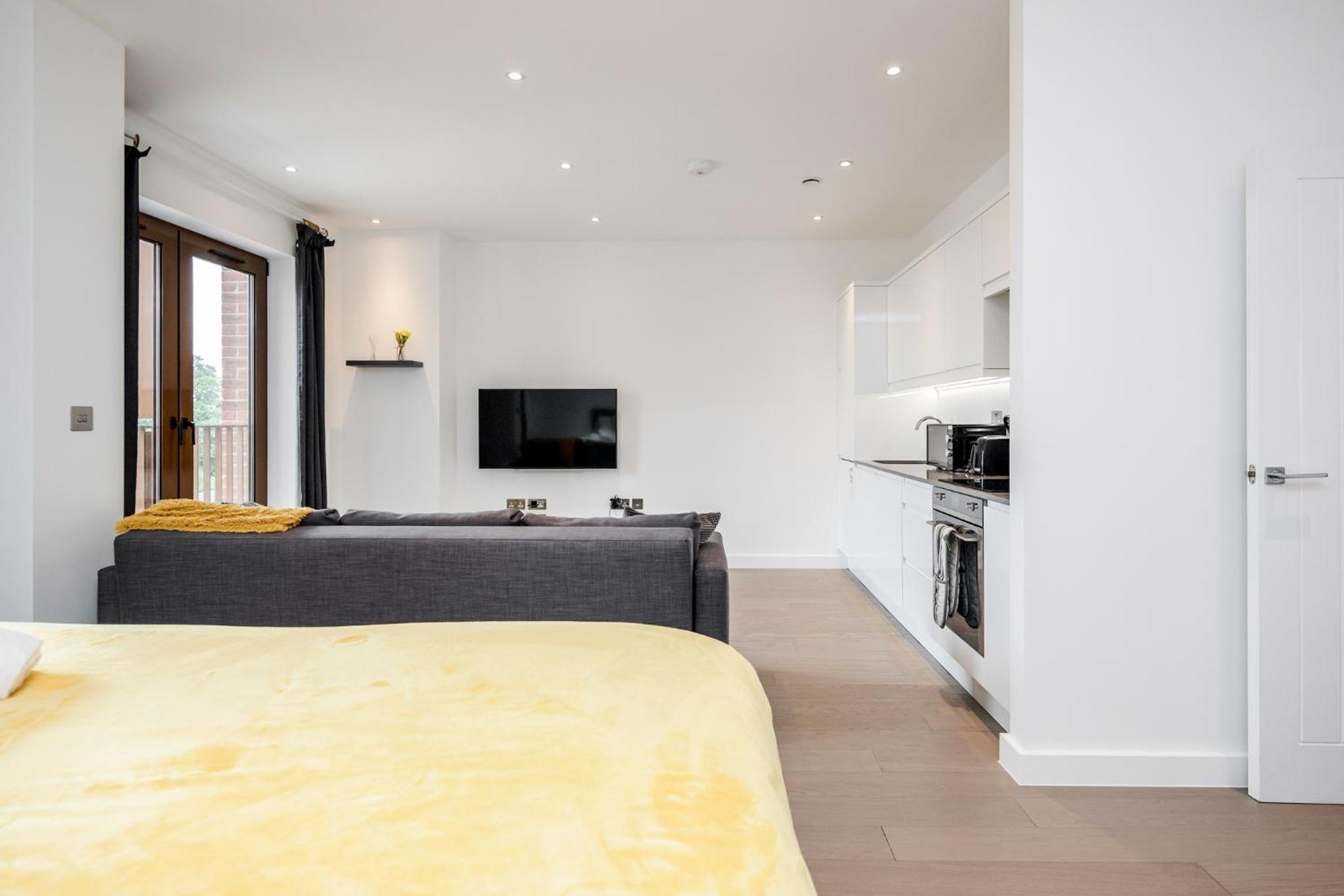 Luxury Studio Apartment St Albans with Amaryllis Apartments view 2