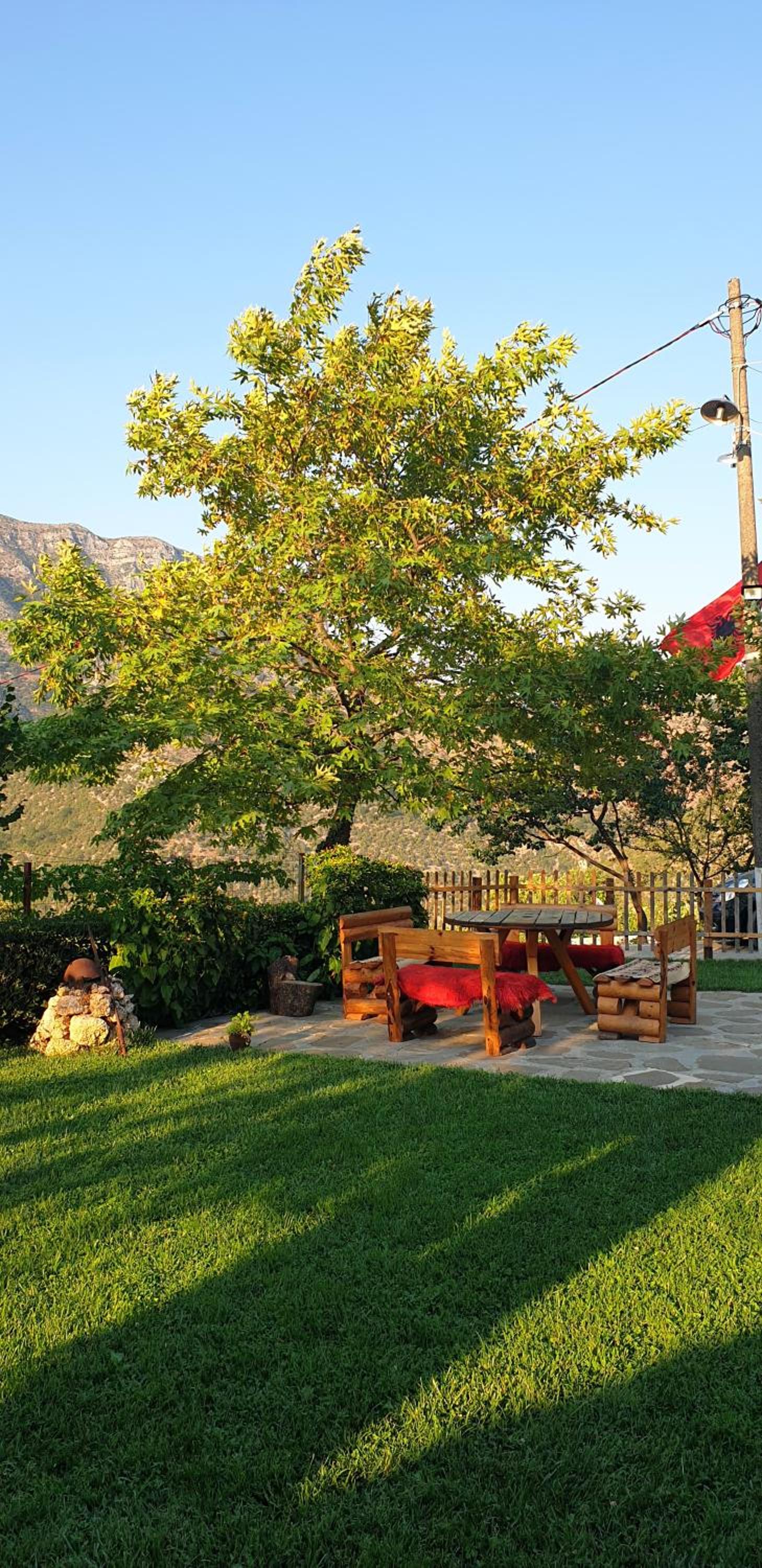 Bujtina Peshtan Guesthouse&Camping