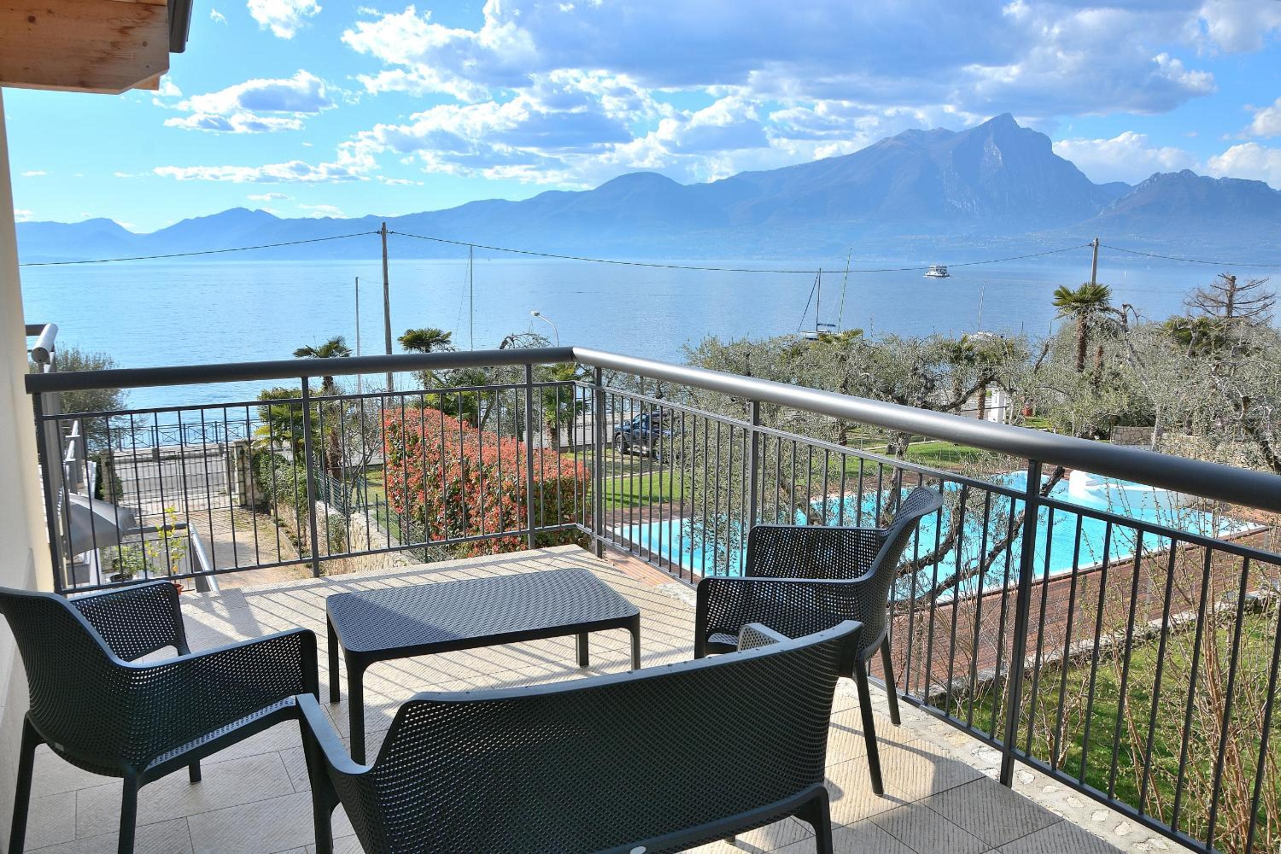 North House With Pool And Lake View photo 3