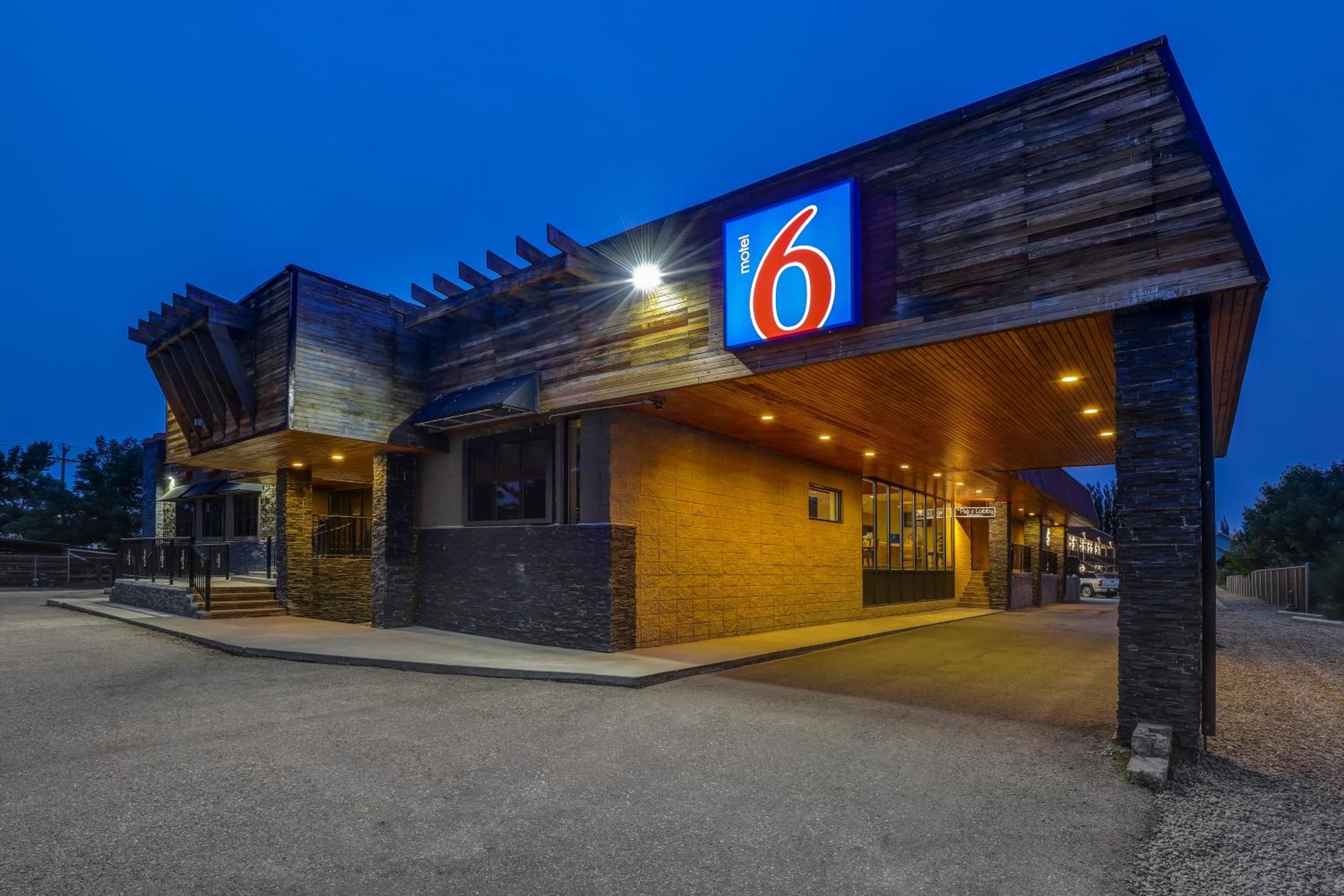 Motel 6 Brooks AB