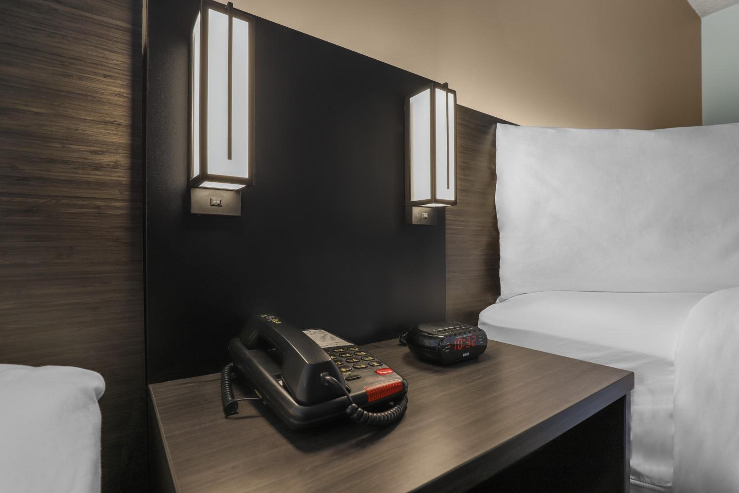 Motel 6 Brooks AB