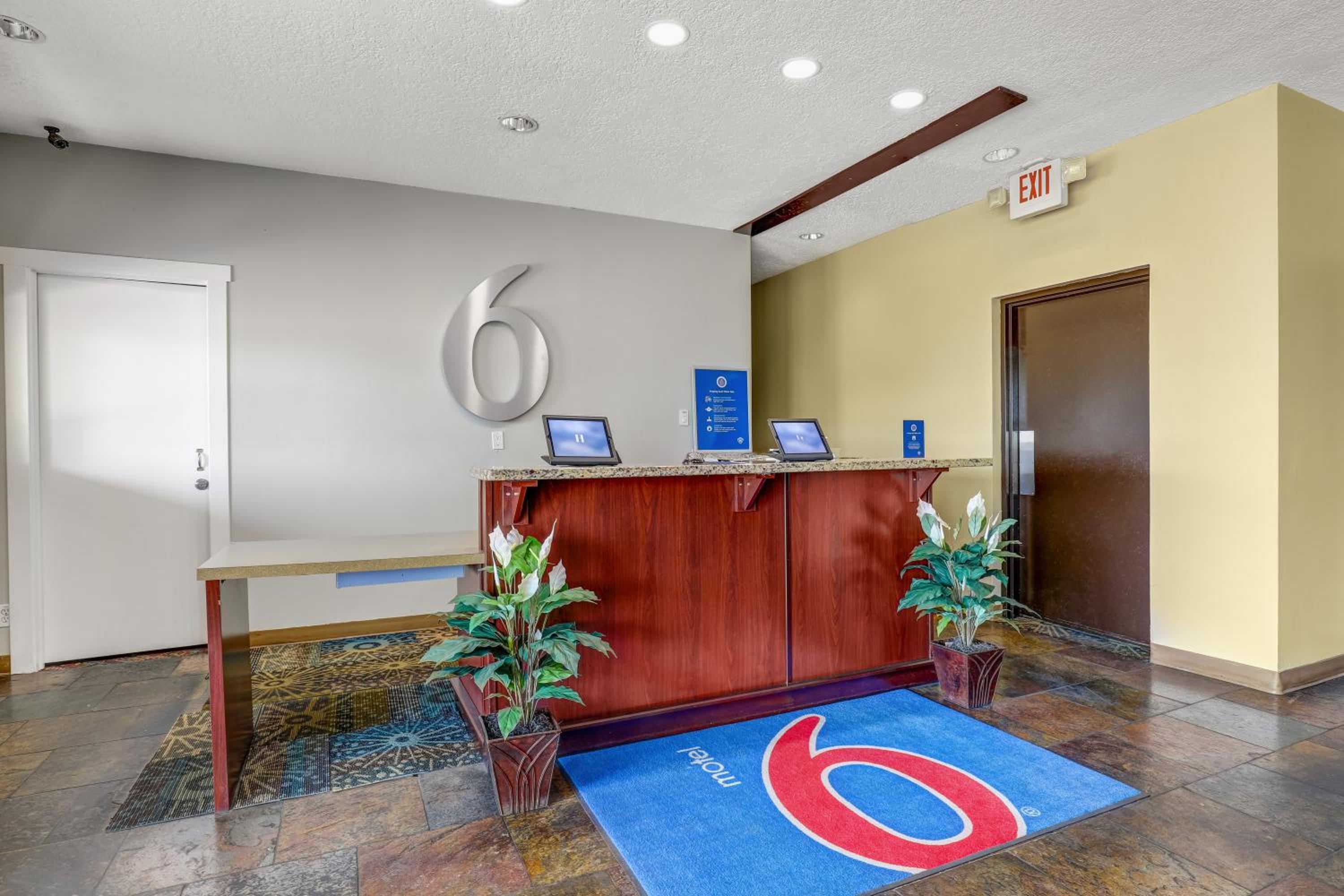 Motel 6 Brooks AB