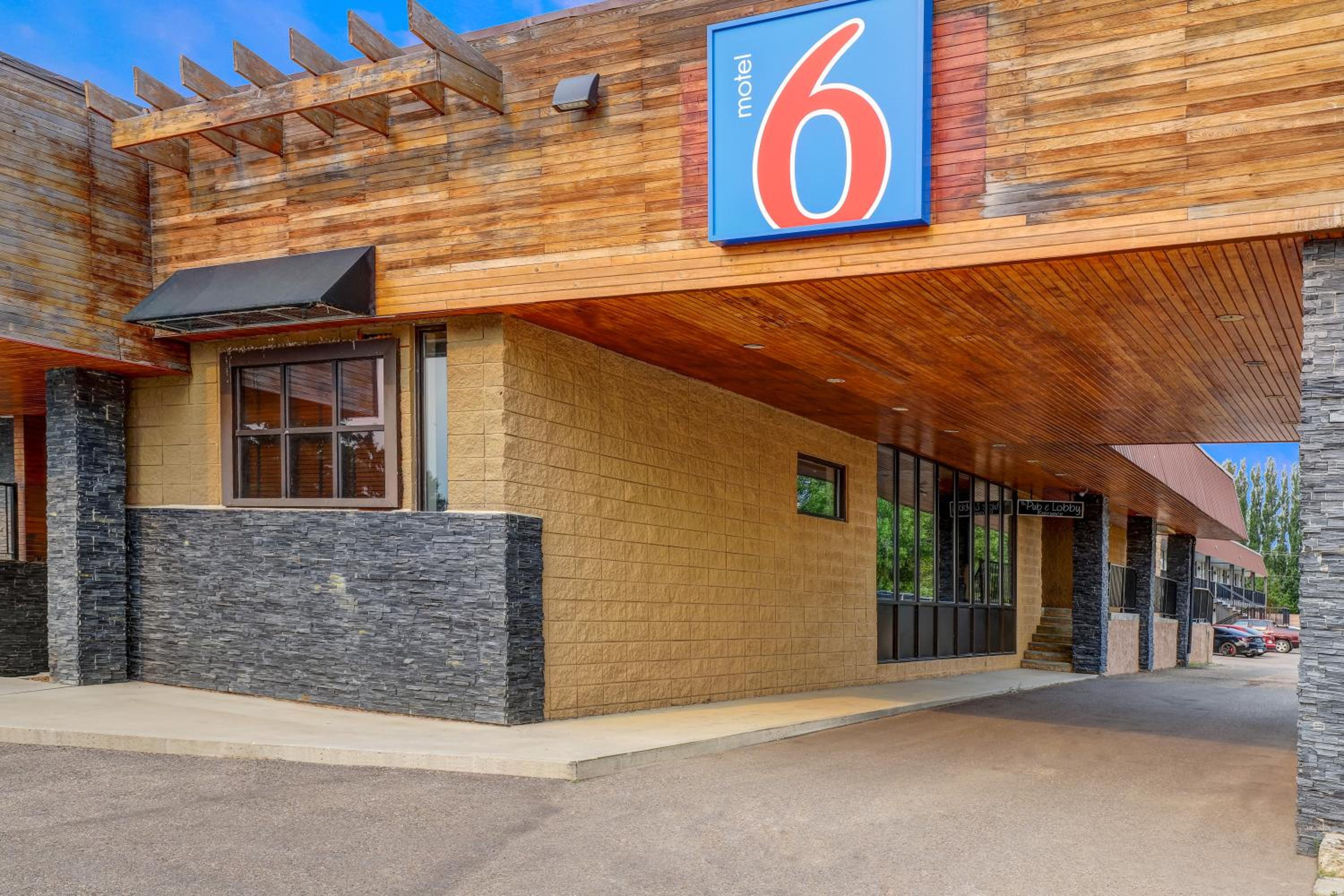 Motel 6 Brooks AB