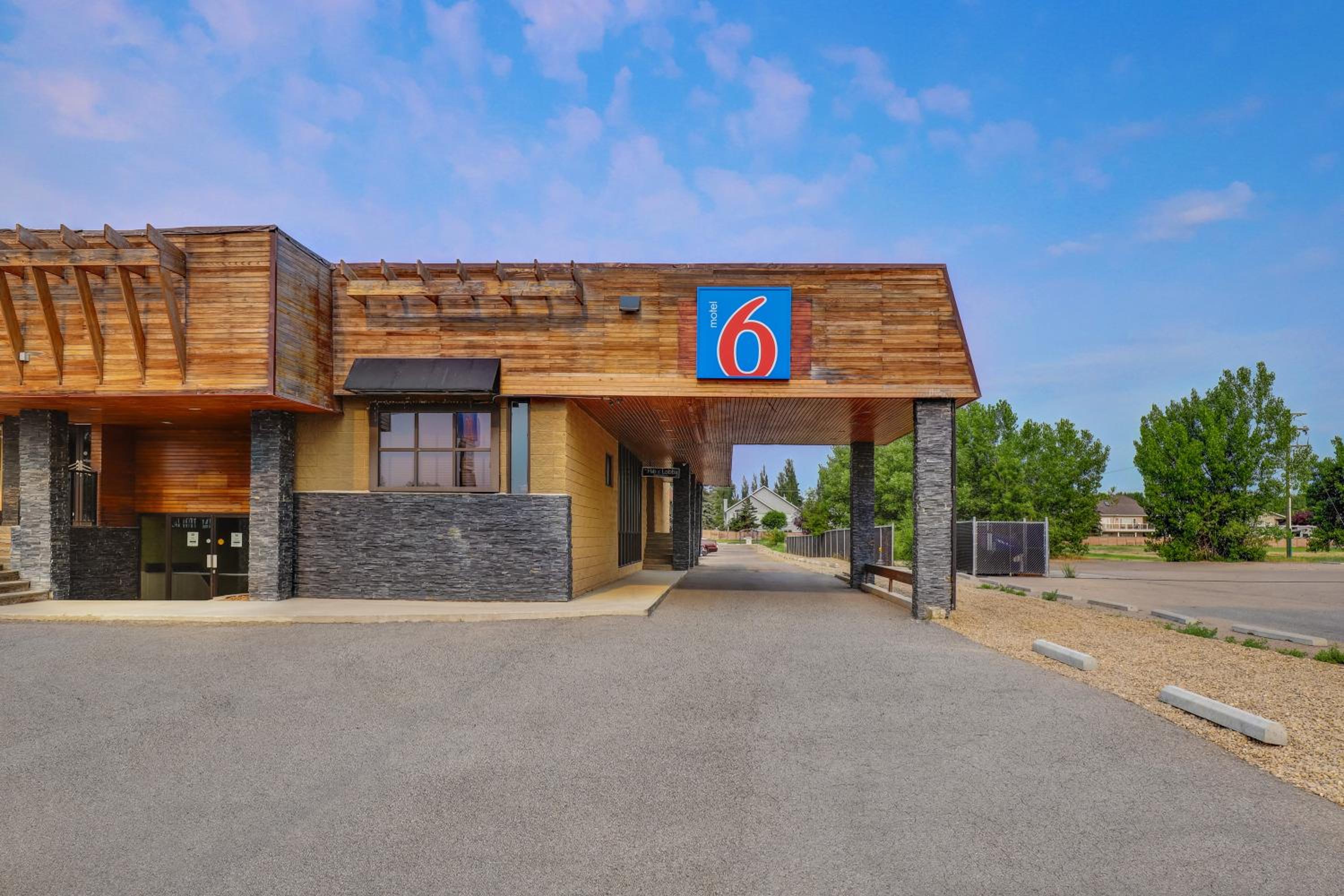 Motel 6 Brooks AB