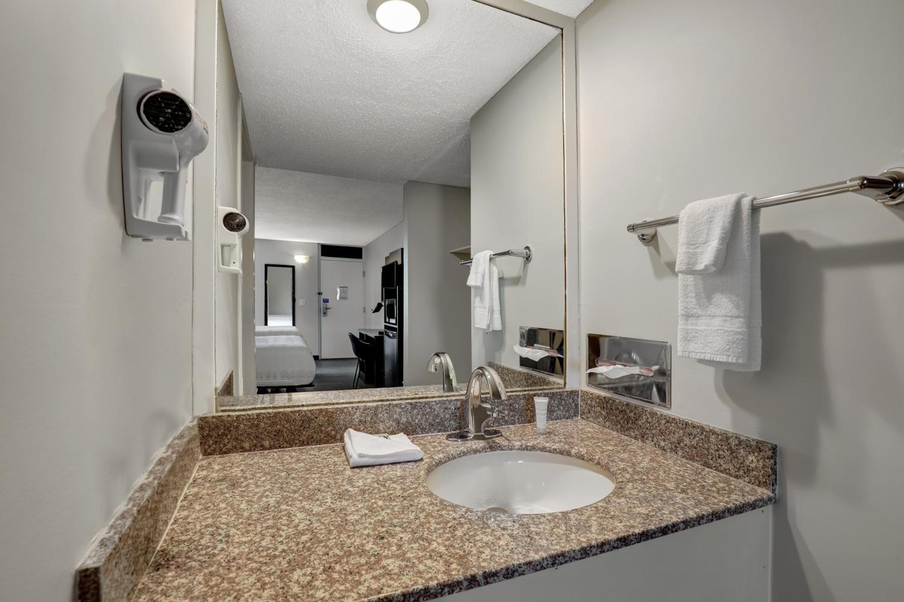 Motel 6 Brooks AB