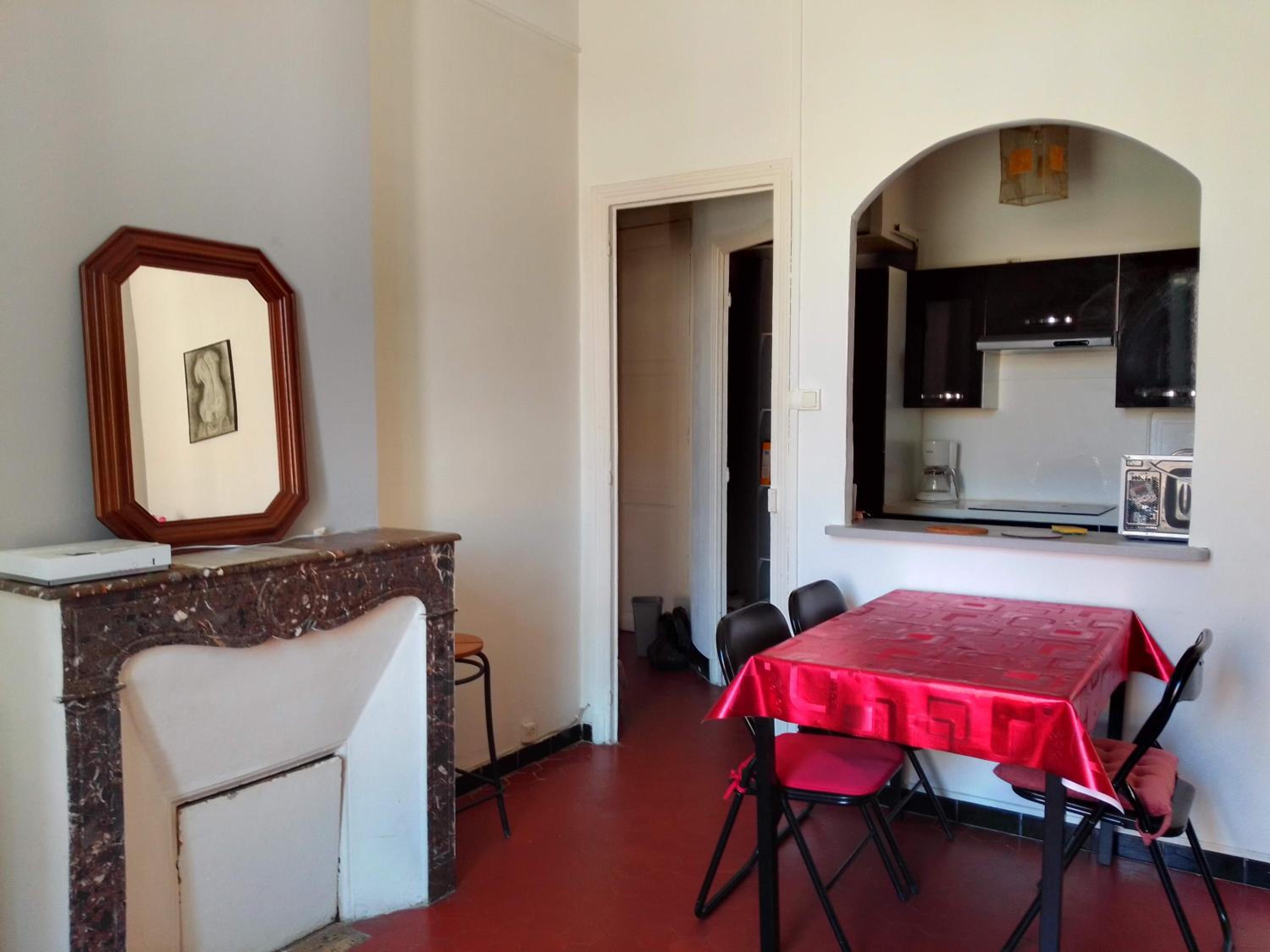 Typical Toulon apartment 50M beaches view 2