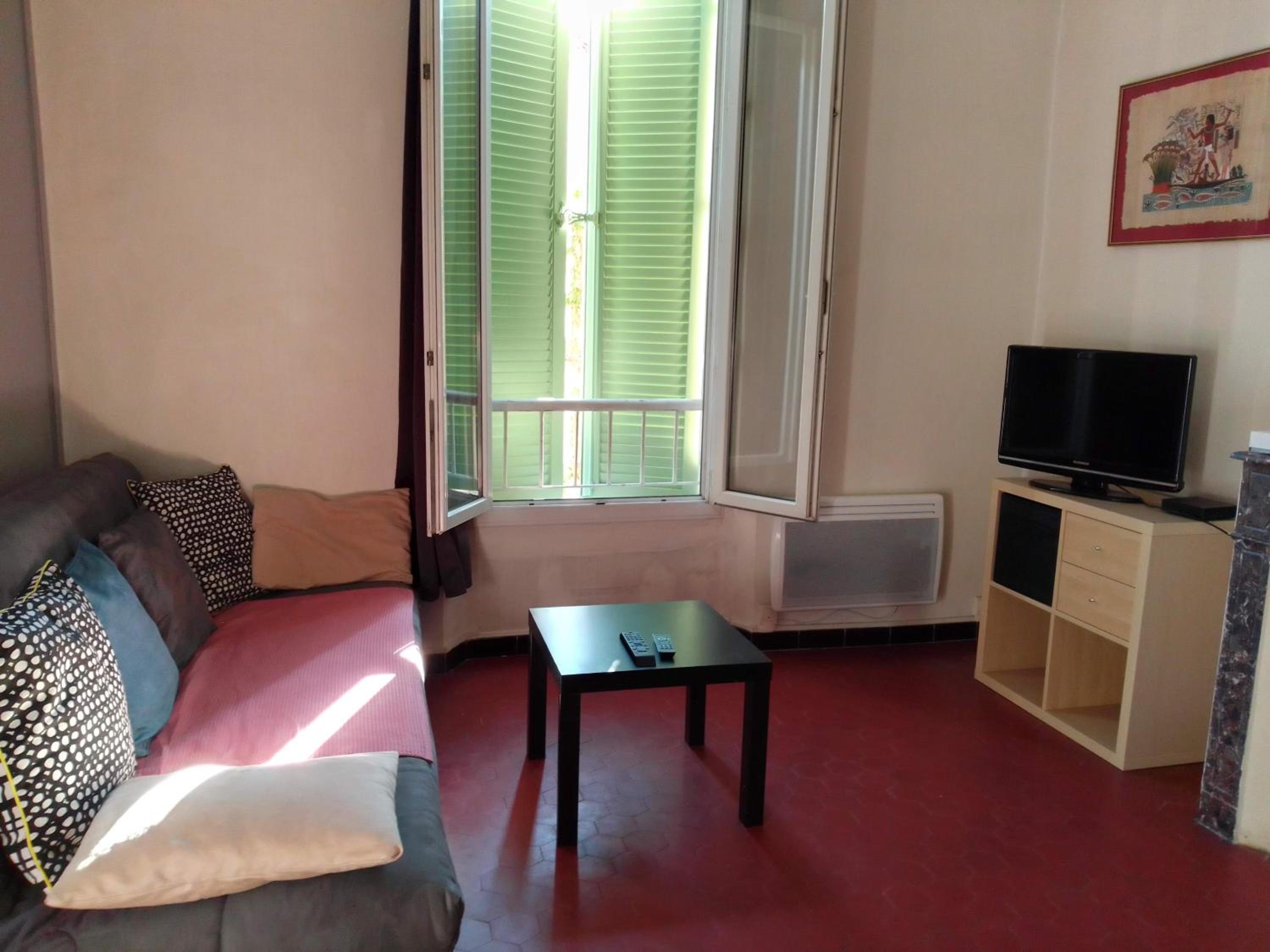 Typical Toulon apartment 50M beaches view 4