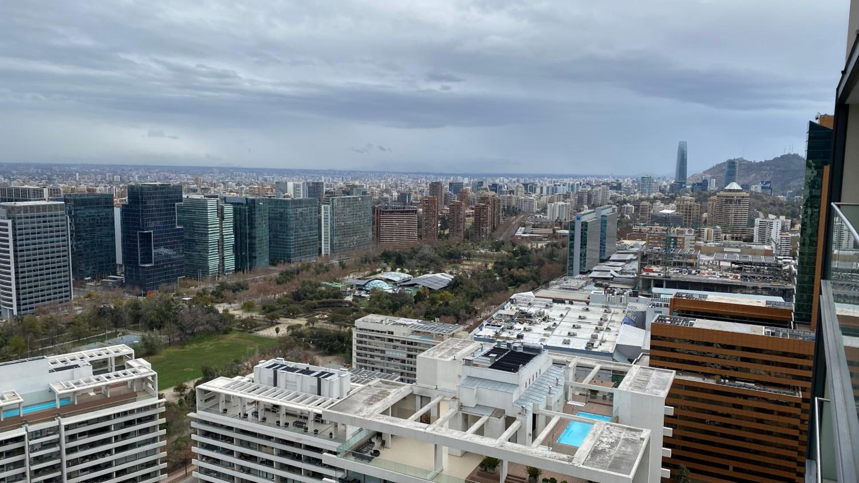 Departamento de lujo en suite, en el piso 38, Las Condes, costado de parques y malls
