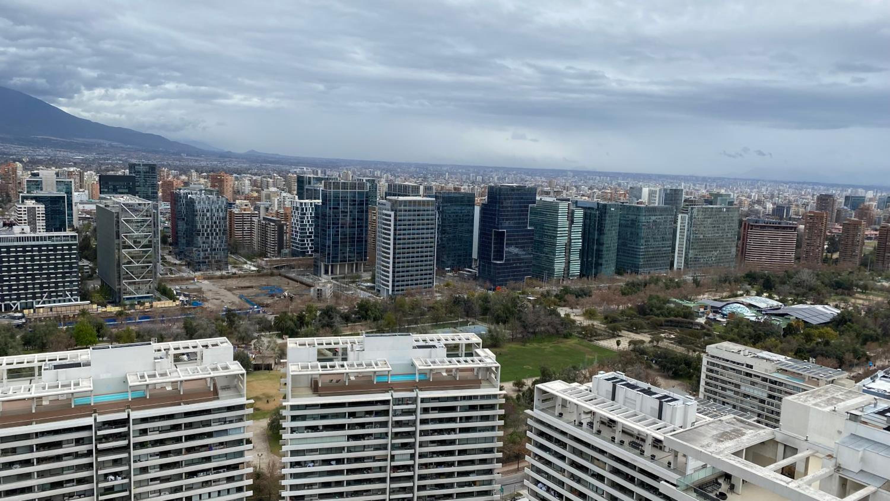 Departamento de lujo en suite, en el piso 38, Las Condes, costado de parques y malls