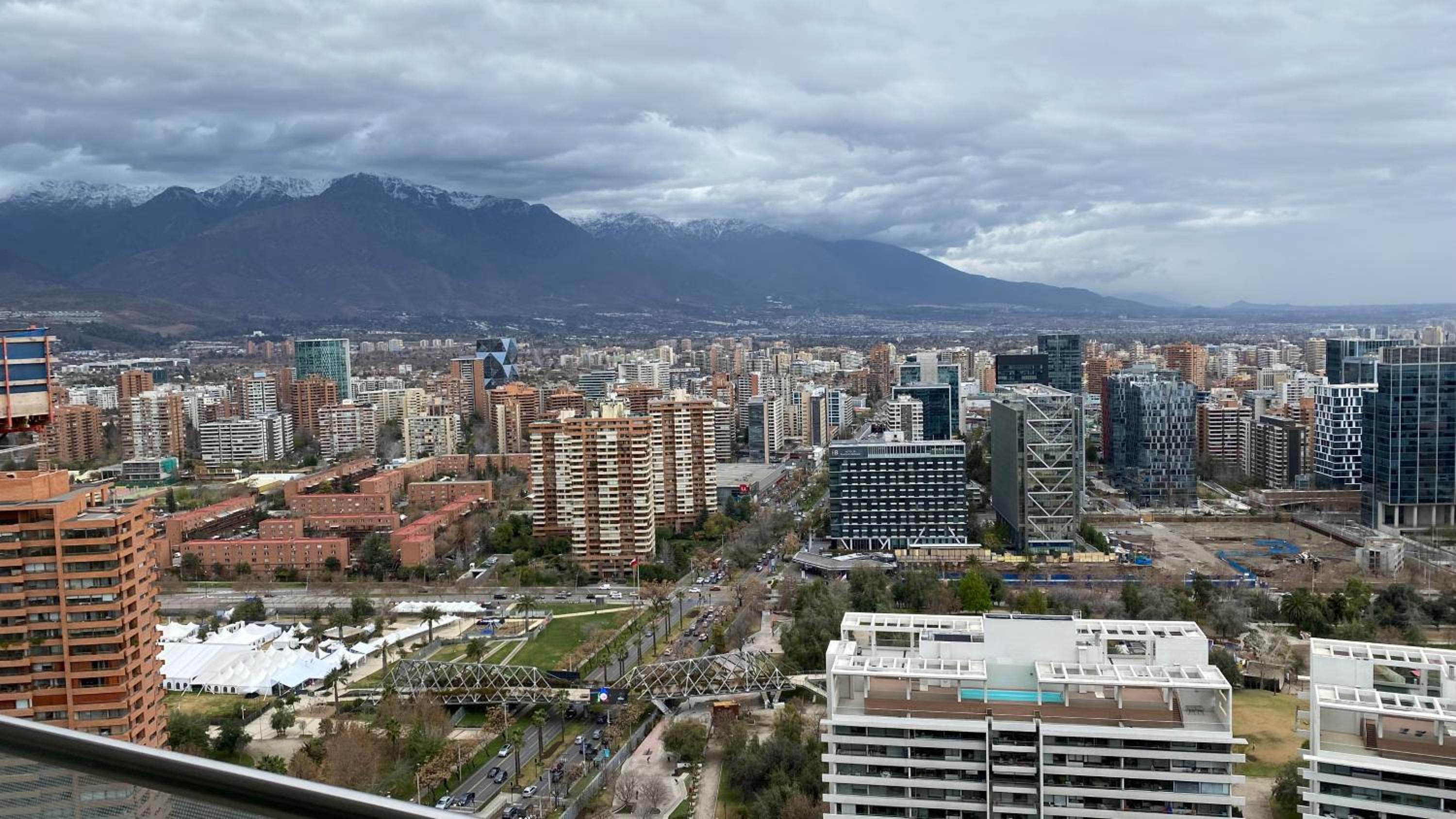 Departamento de lujo en suite, en el piso 38, Las Condes, costado de parques y malls