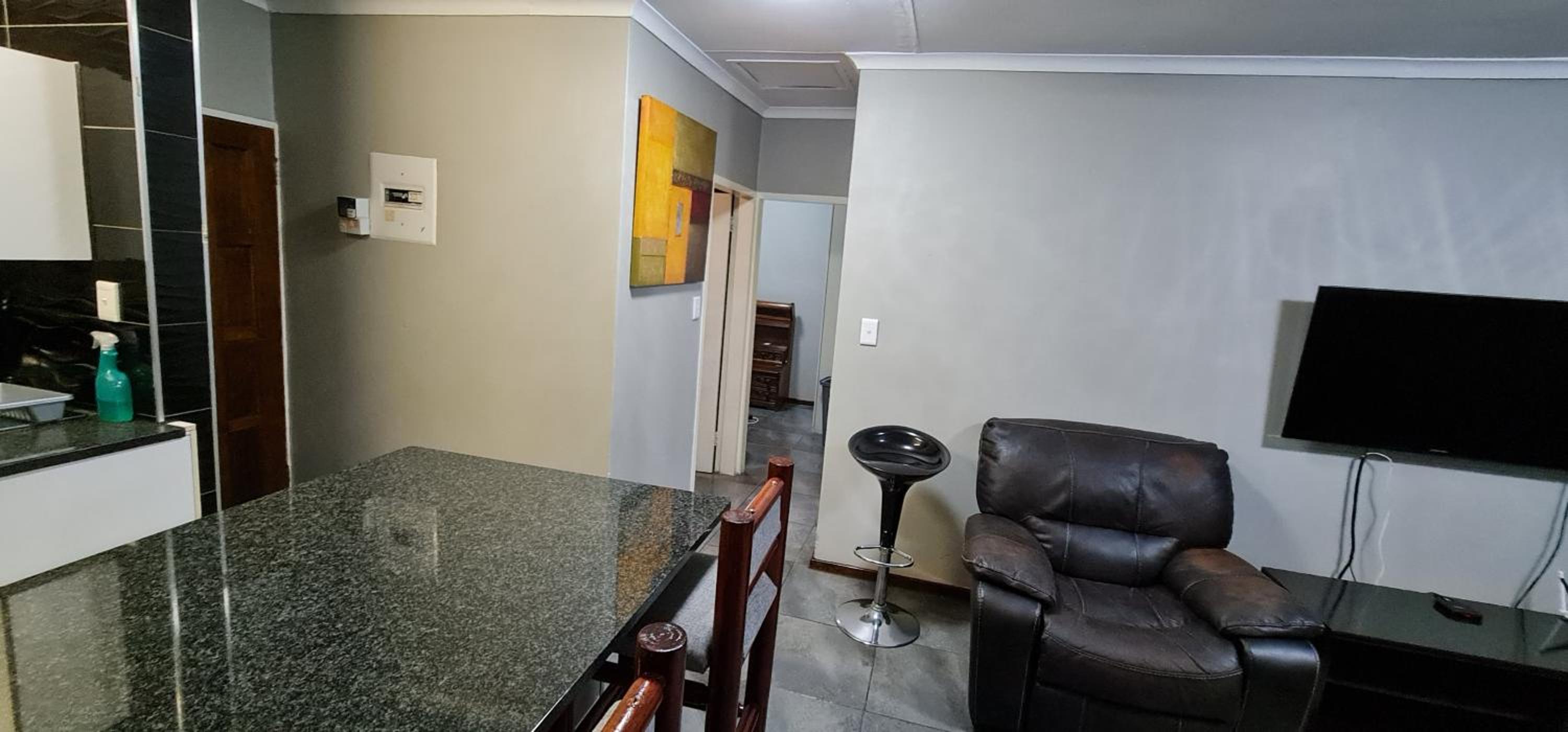 Executive 2 bed Apartment, free WIFI and DSTV