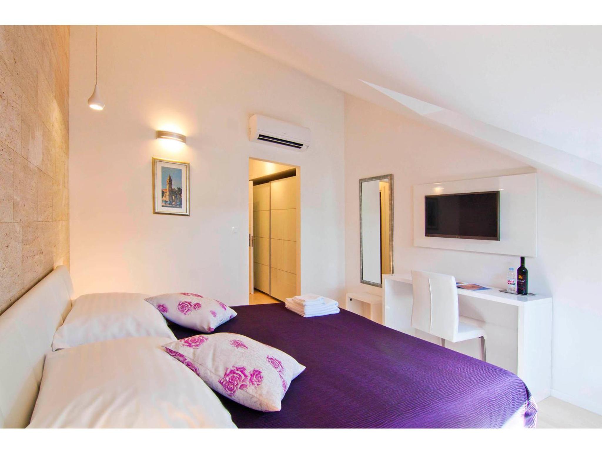 Laura Lux Suites