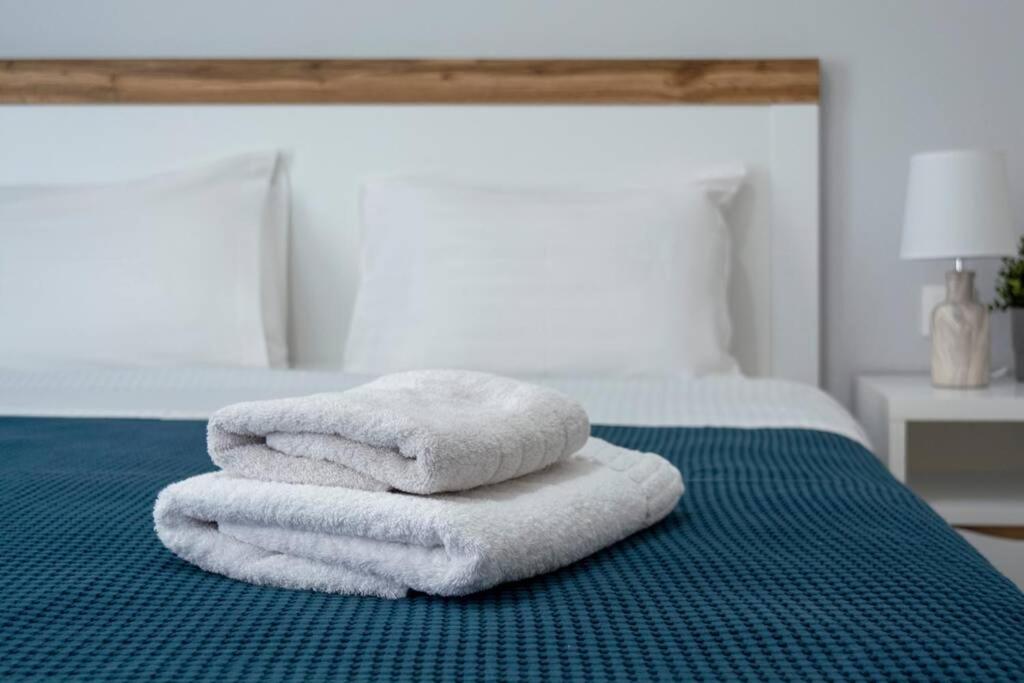 Chic & Minimal Apt. 5 min from Metro