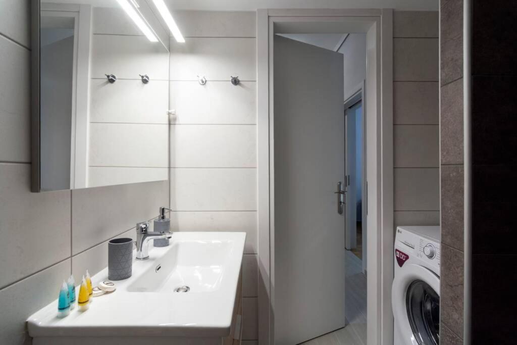 Chic & Minimal Apt. 5 min from Metro
