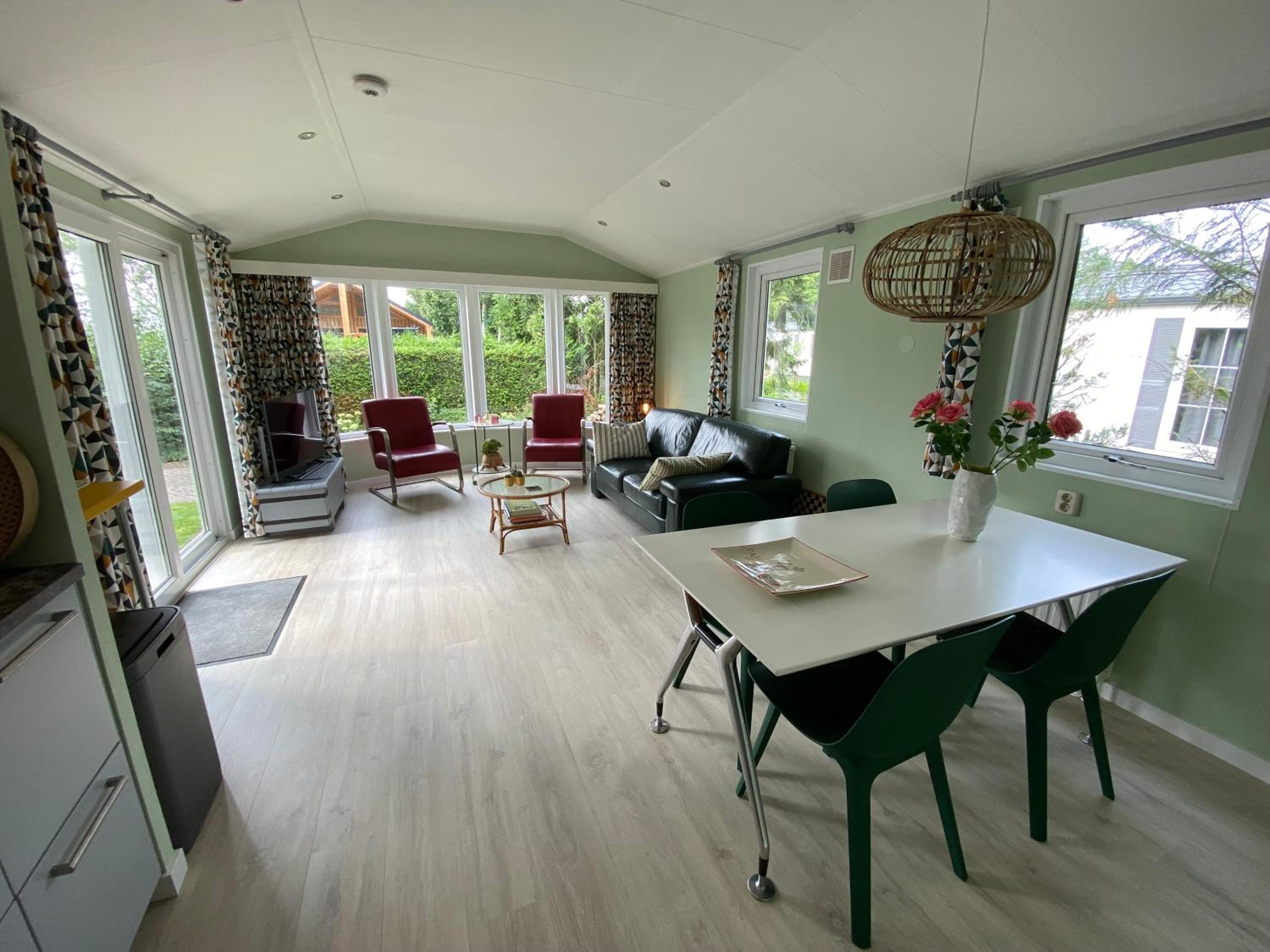 Ruim en modern chalet in de Veluwse bossen view 2