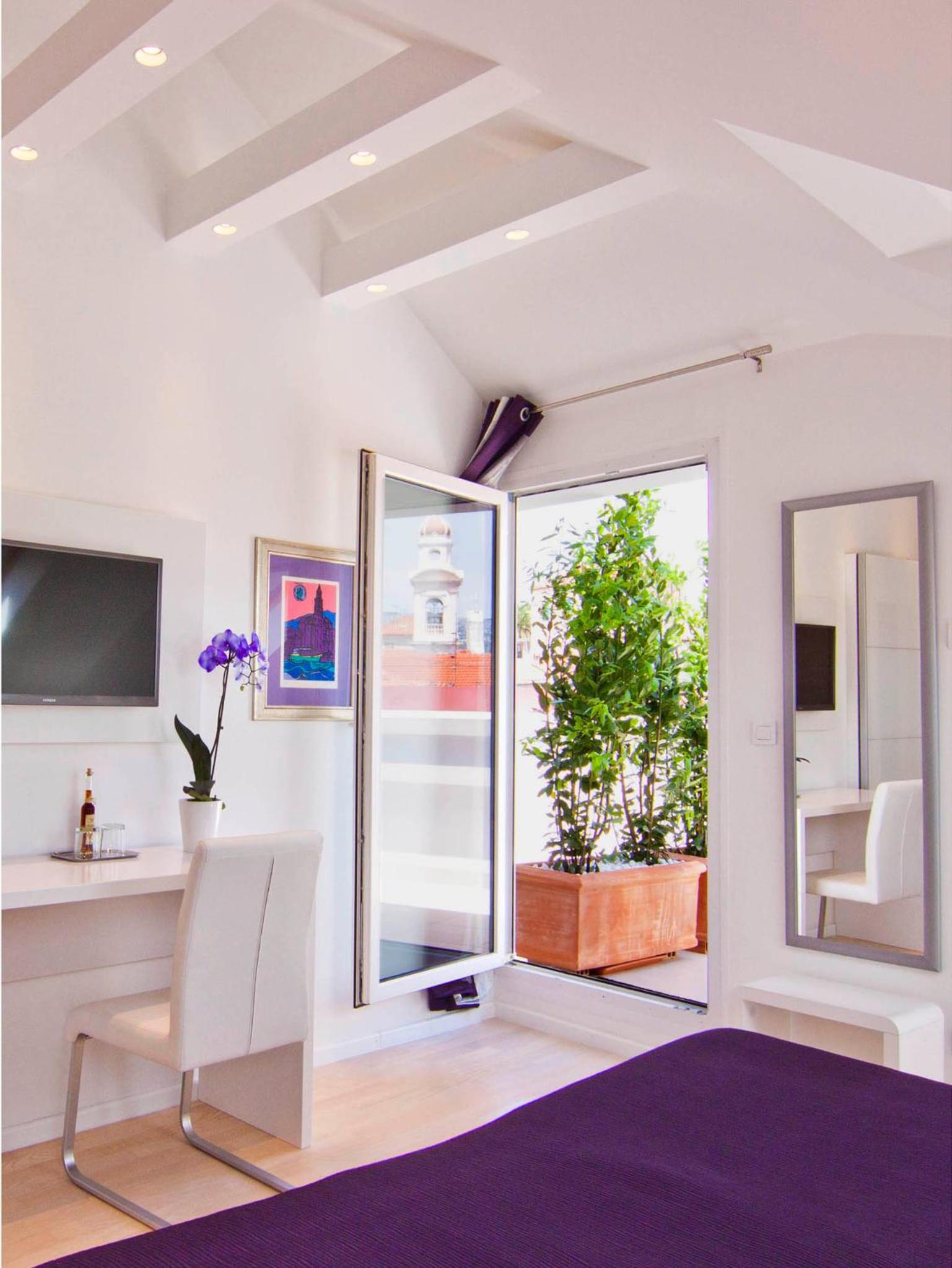 Laura Lux Suites