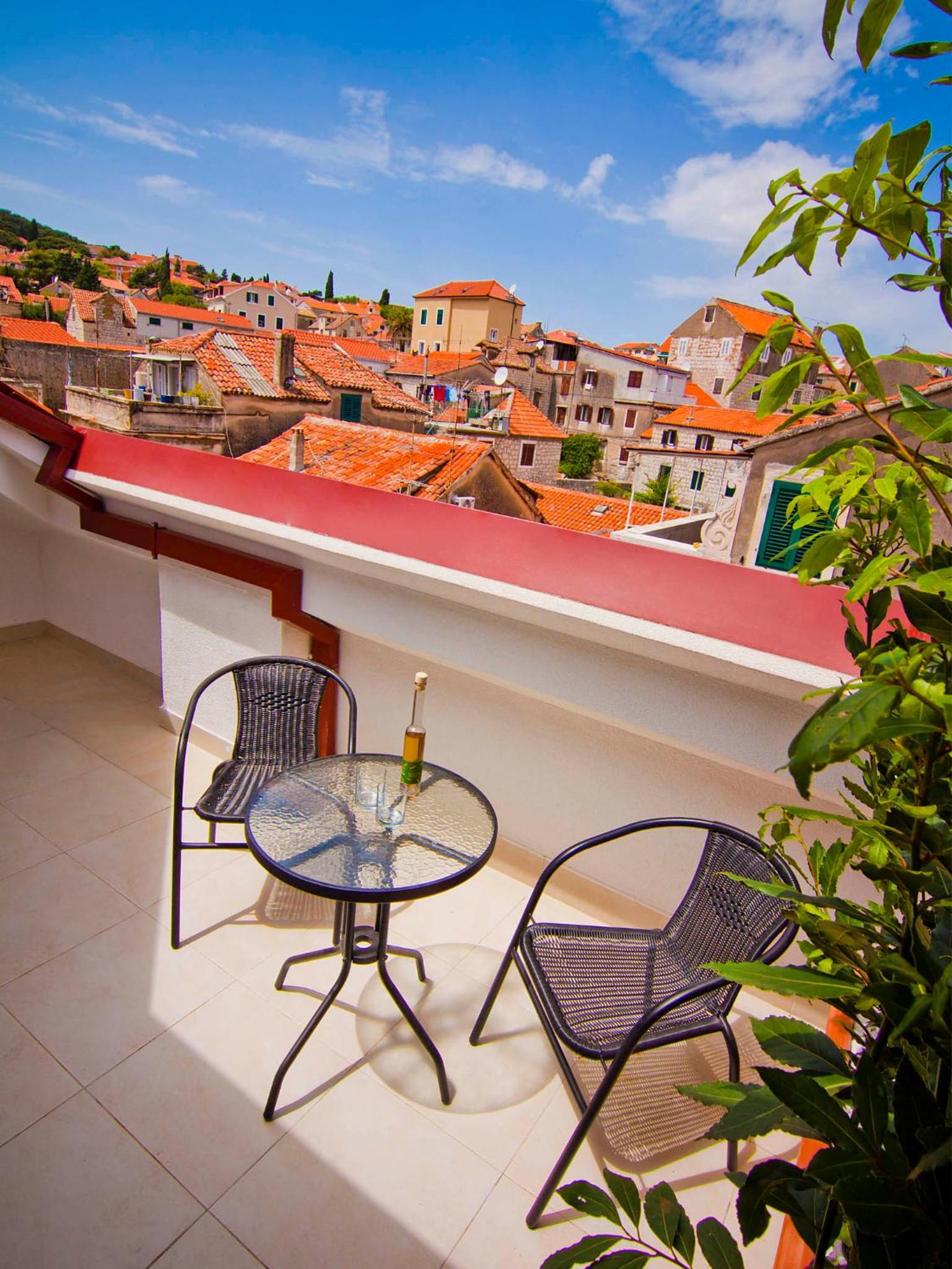Laura Lux Suites