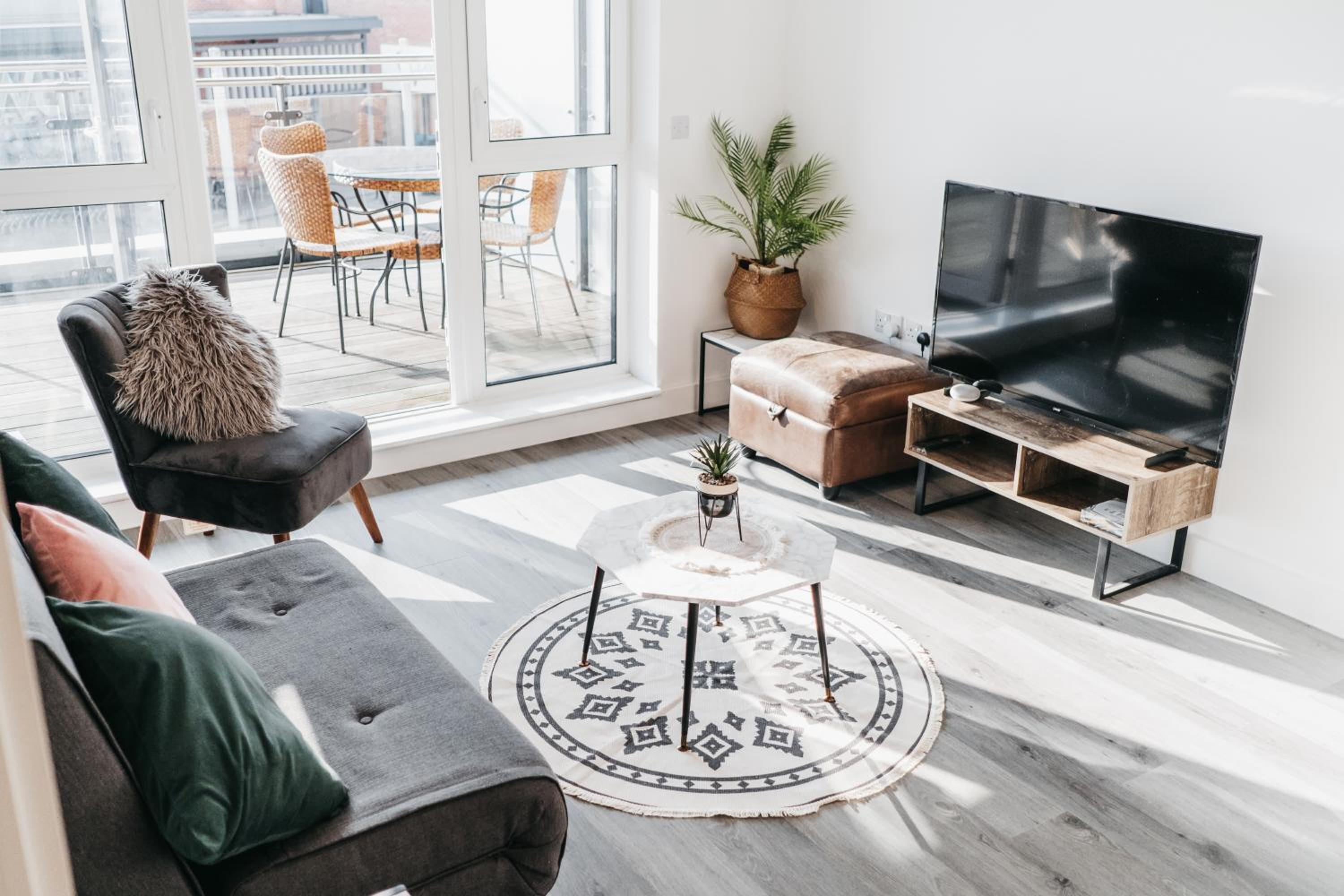 Oakgrove Apartment - 2 Bedroom with Terrance and private parking view 4