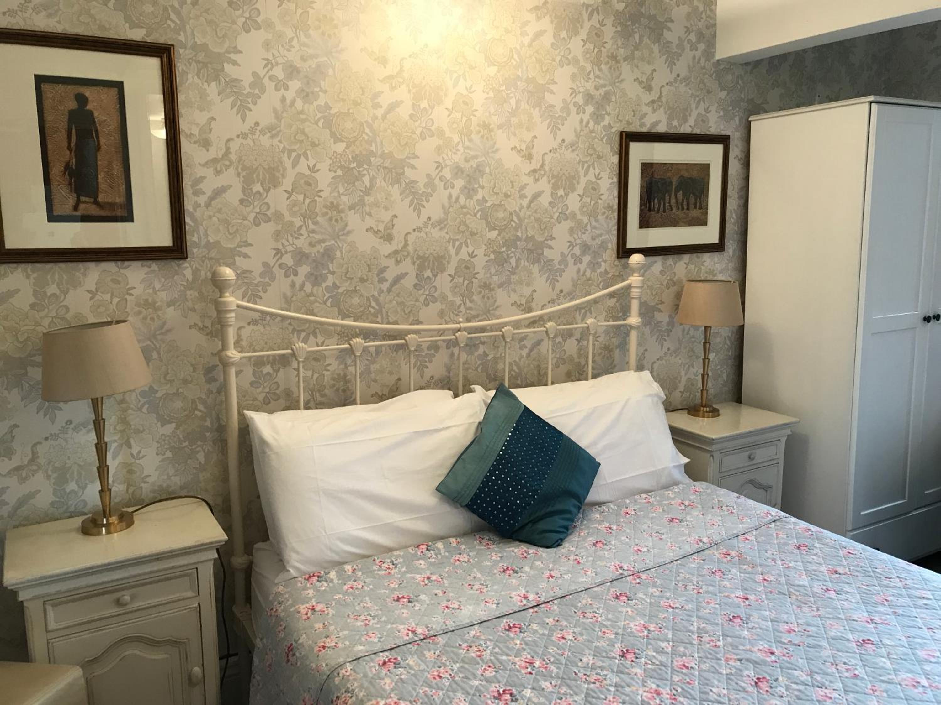 Acorn Guest House in Hull