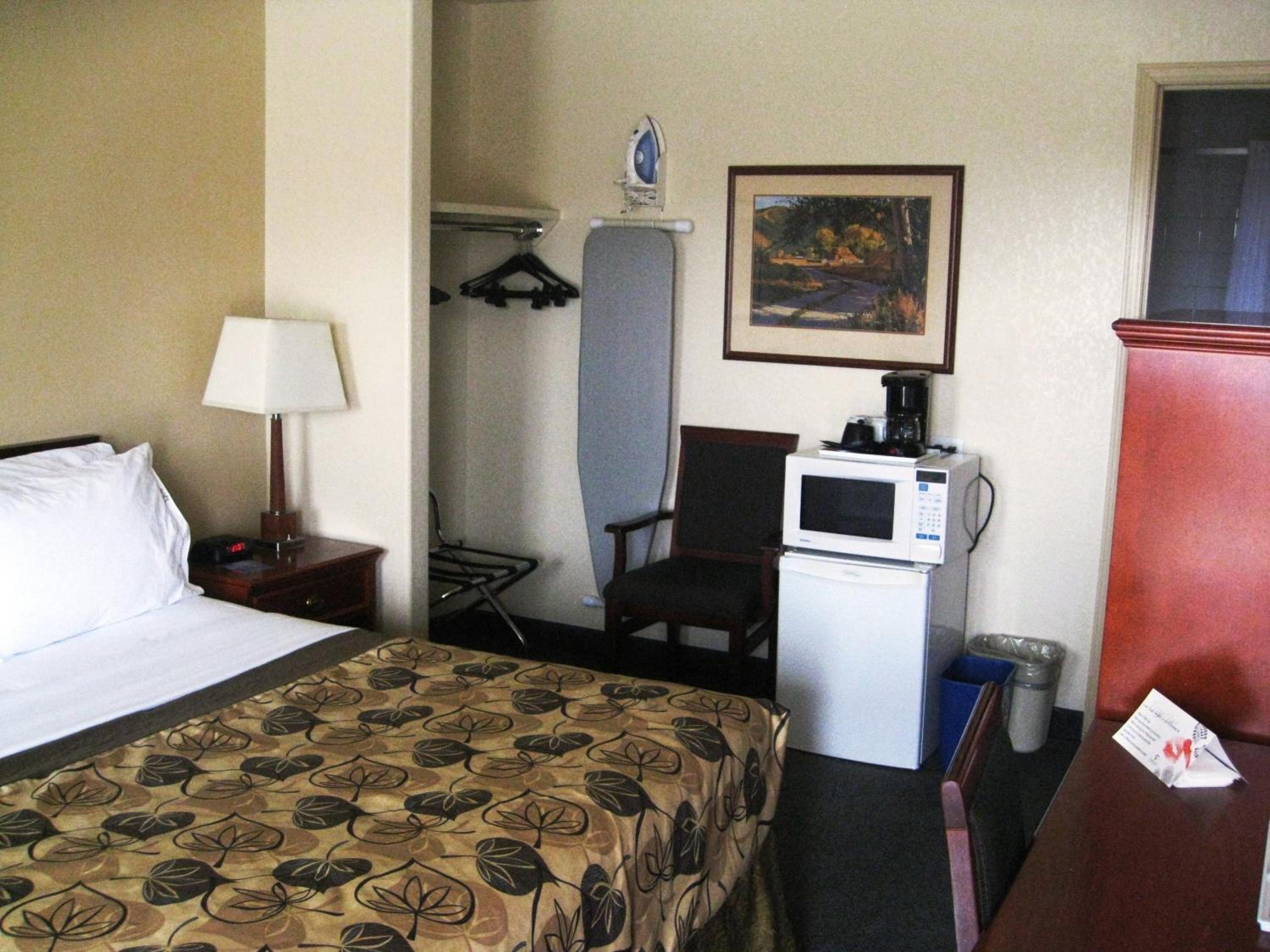 Travelodge by Wyndham Drumheller AB - Image 2