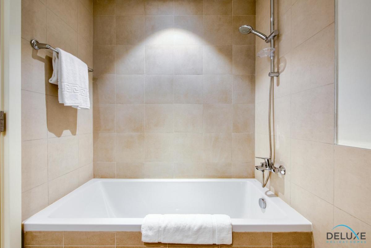 Exquisite 2BR in Golf Views, Emaar South by Deluxe Holiday Homes