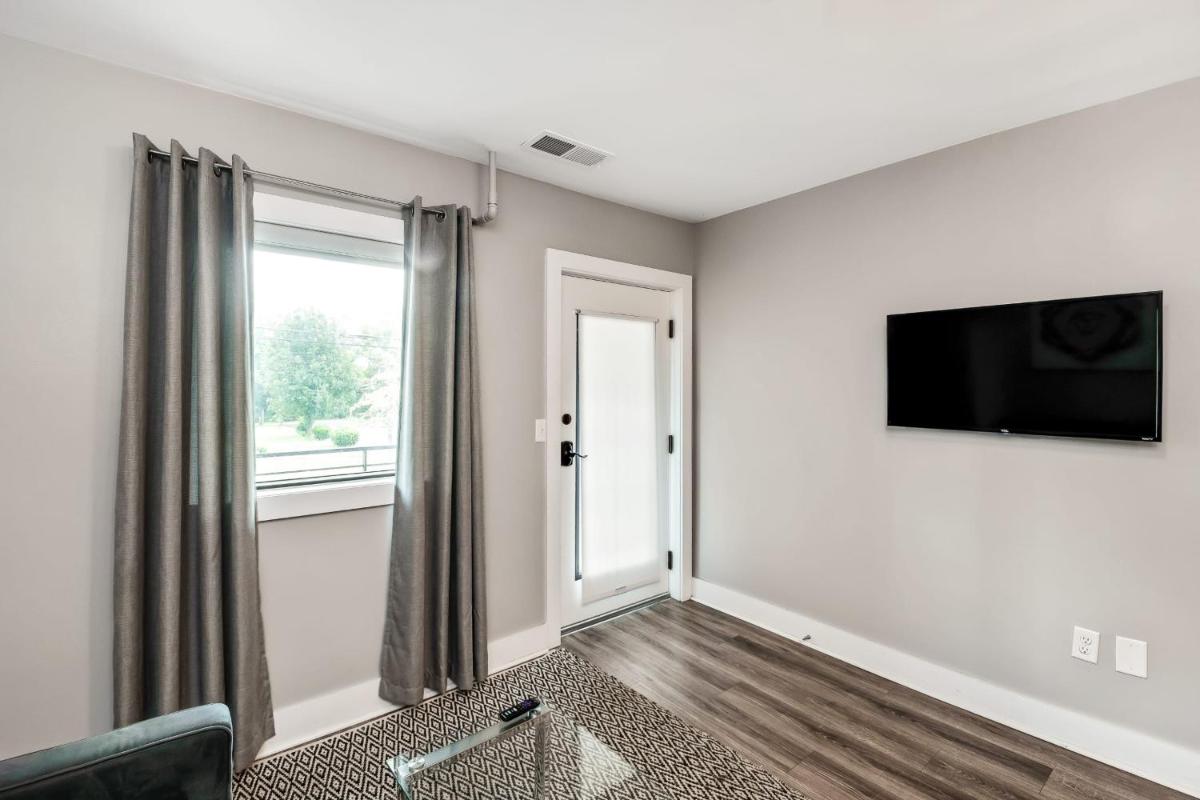 Cozy & Convenient 1 BR Apt! Minutes to Downtown! view 5