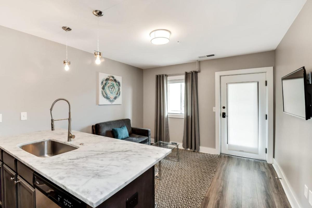 Cozy & Convenient 1 BR Apt! Minutes to Downtown! view 3