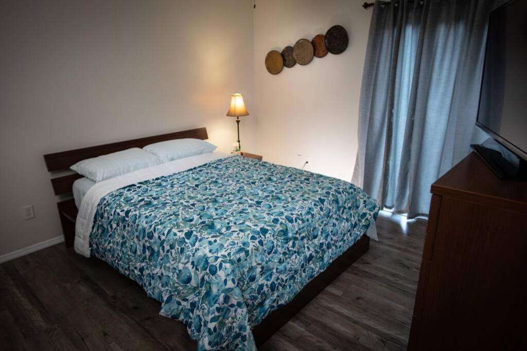 Spacious Home, Close to Attractions, Sleeps 4