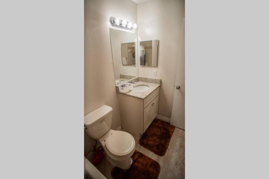 Spacious Home, Close to Attractions, Sleeps 4