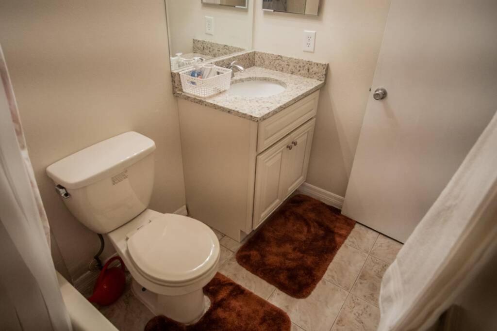 Spacious Home, Close to Attractions, Sleeps 4