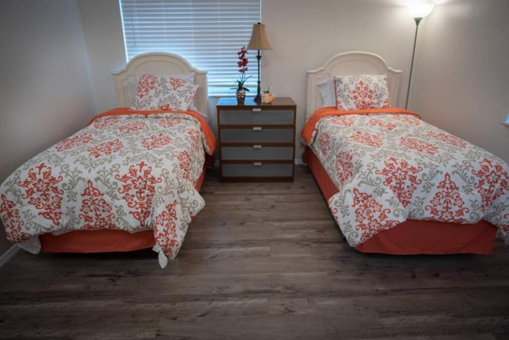 Spacious Home, Close to Attractions, Sleeps 4