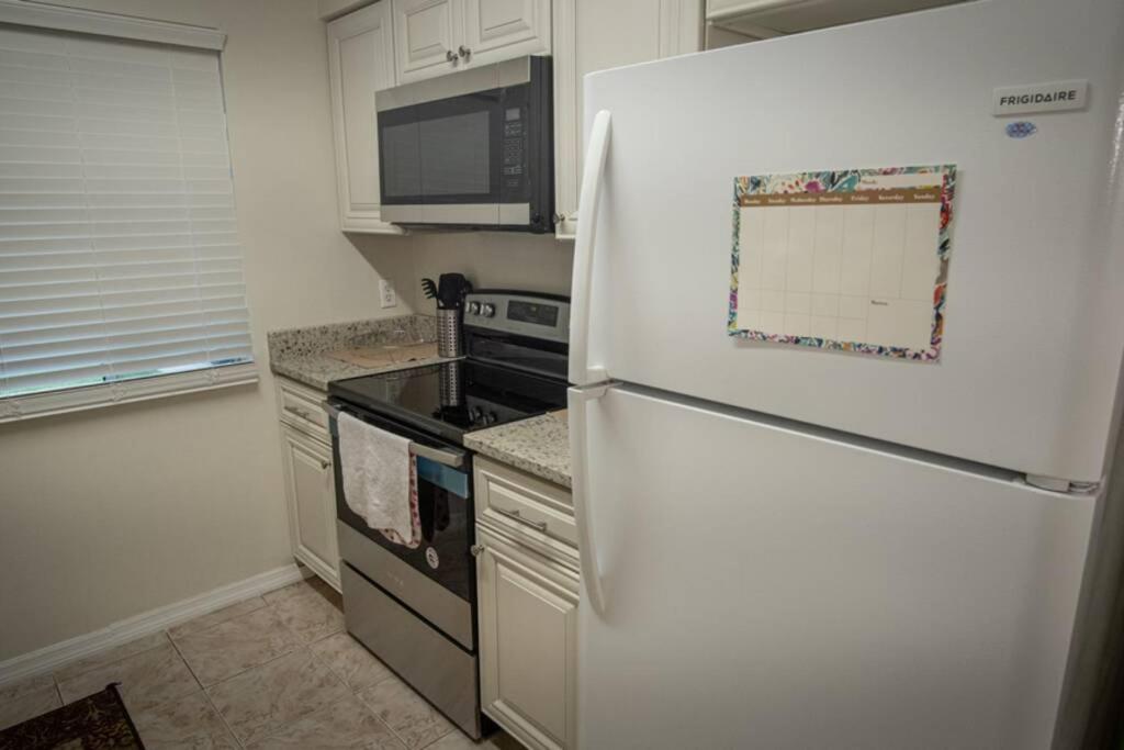 Spacious Home, Close to Attractions, Sleeps 4