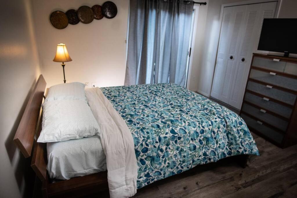 Spacious Home, Close to Attractions, Sleeps 4
