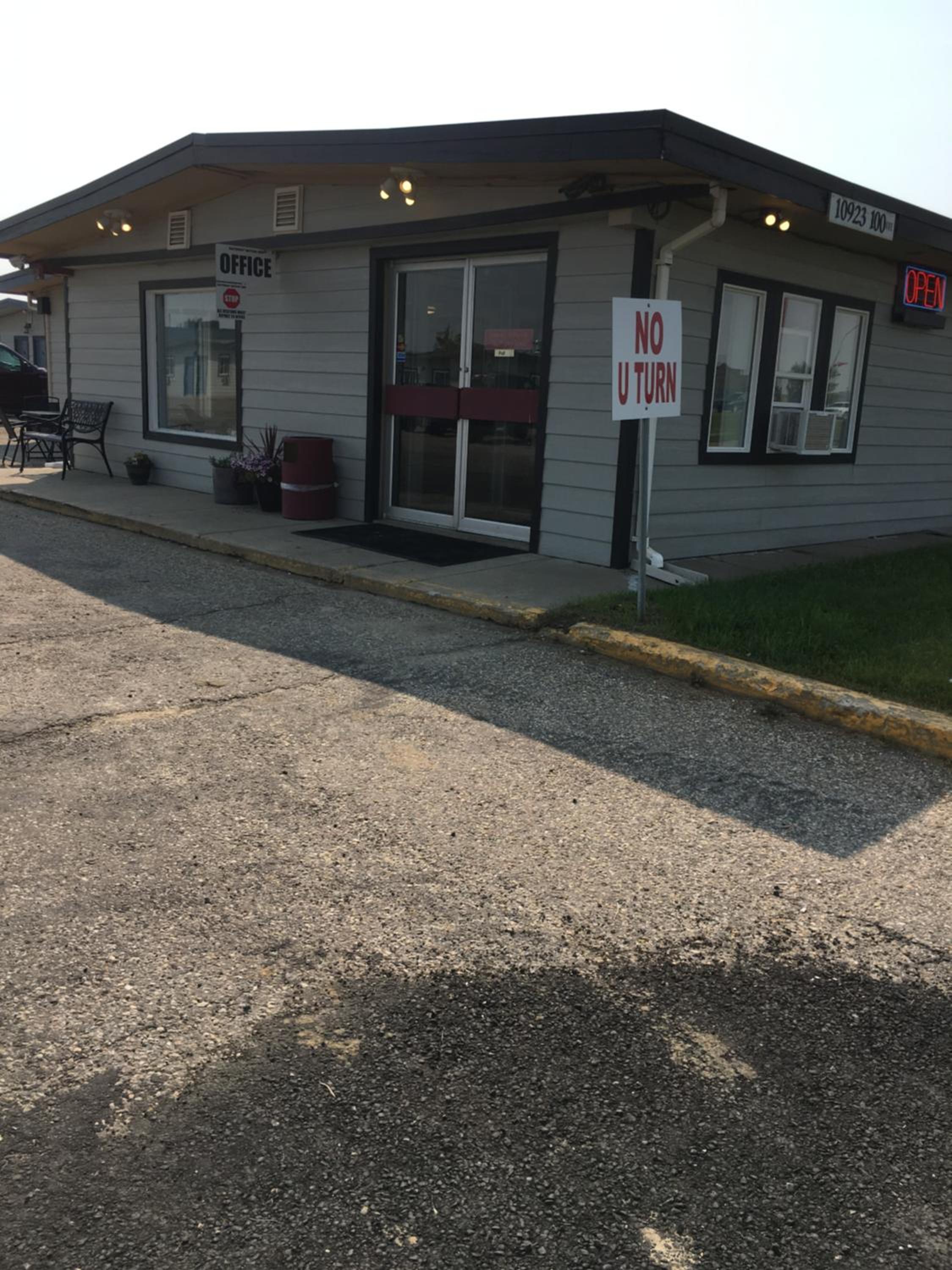 Grande Prairie Vacations - Howard Johnson by Wyndham Grande Prairie - Property Image 2