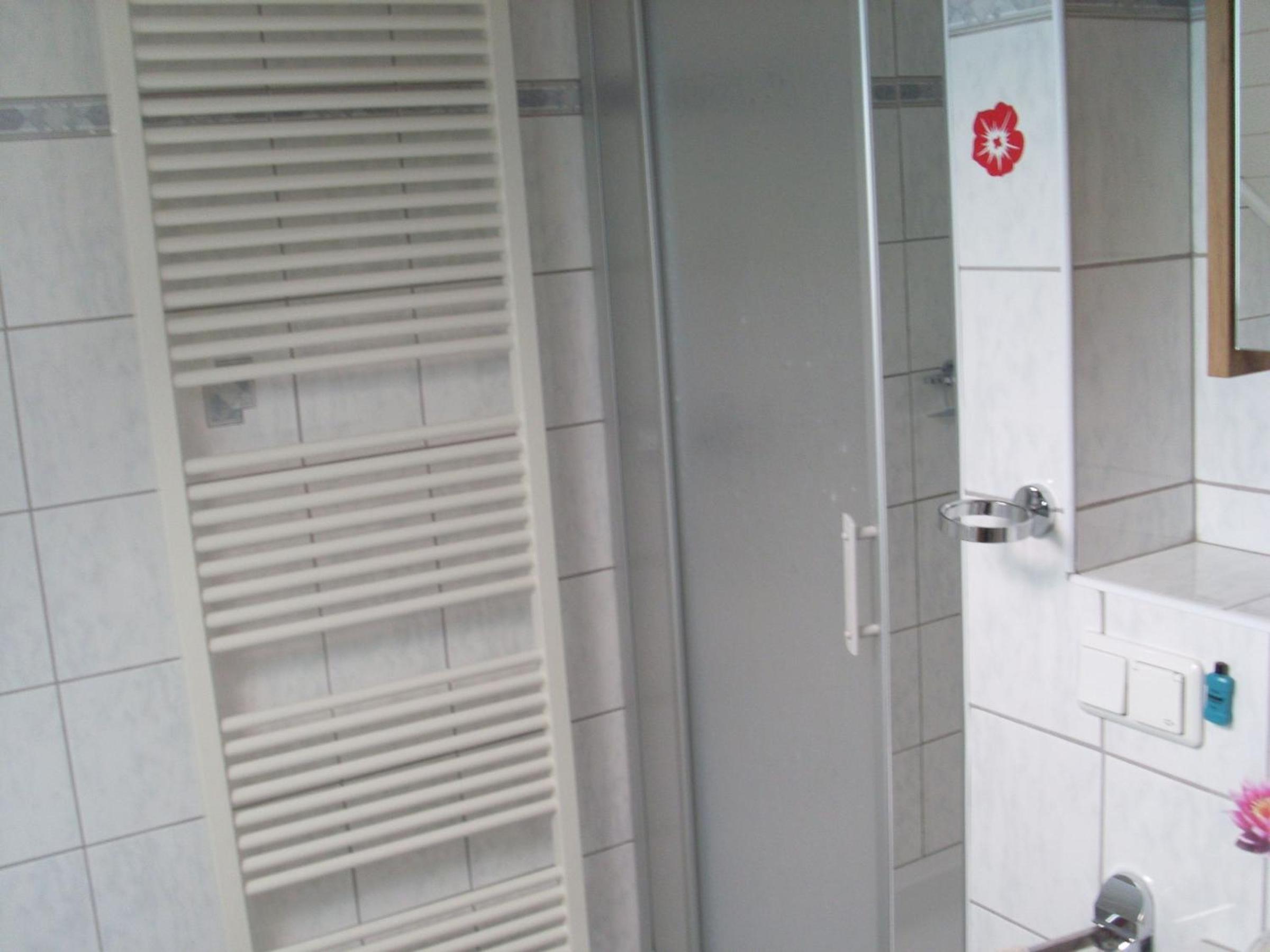 Ferienwohnung Am Waldrand en Schmallenberg — bathroom