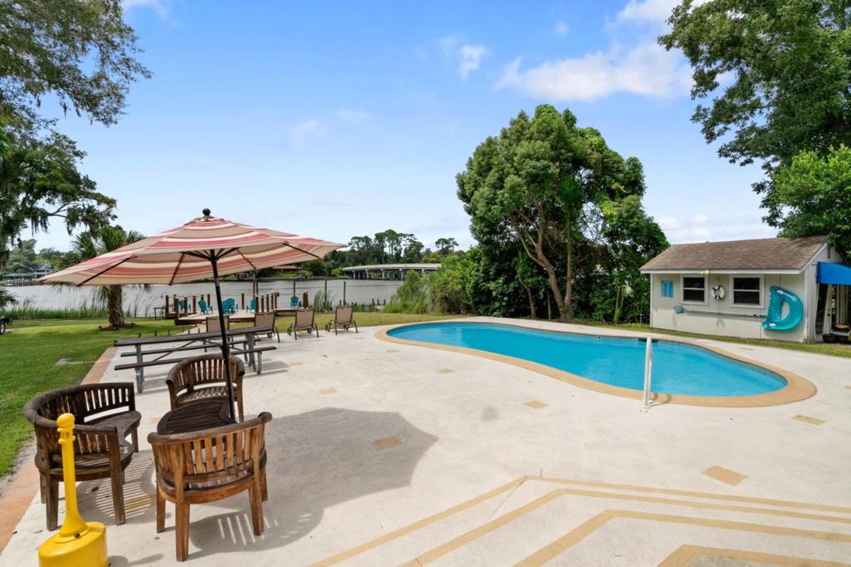 Luxury Waterfront Pool House 7 mins to TIAA Bank Field