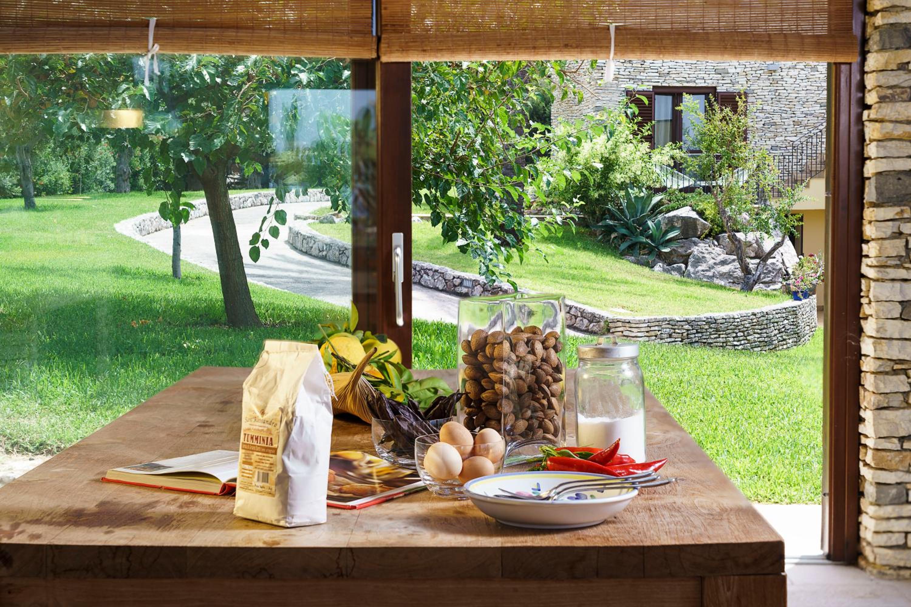 Cocciu D'Amuri en Mongiove — kitchen