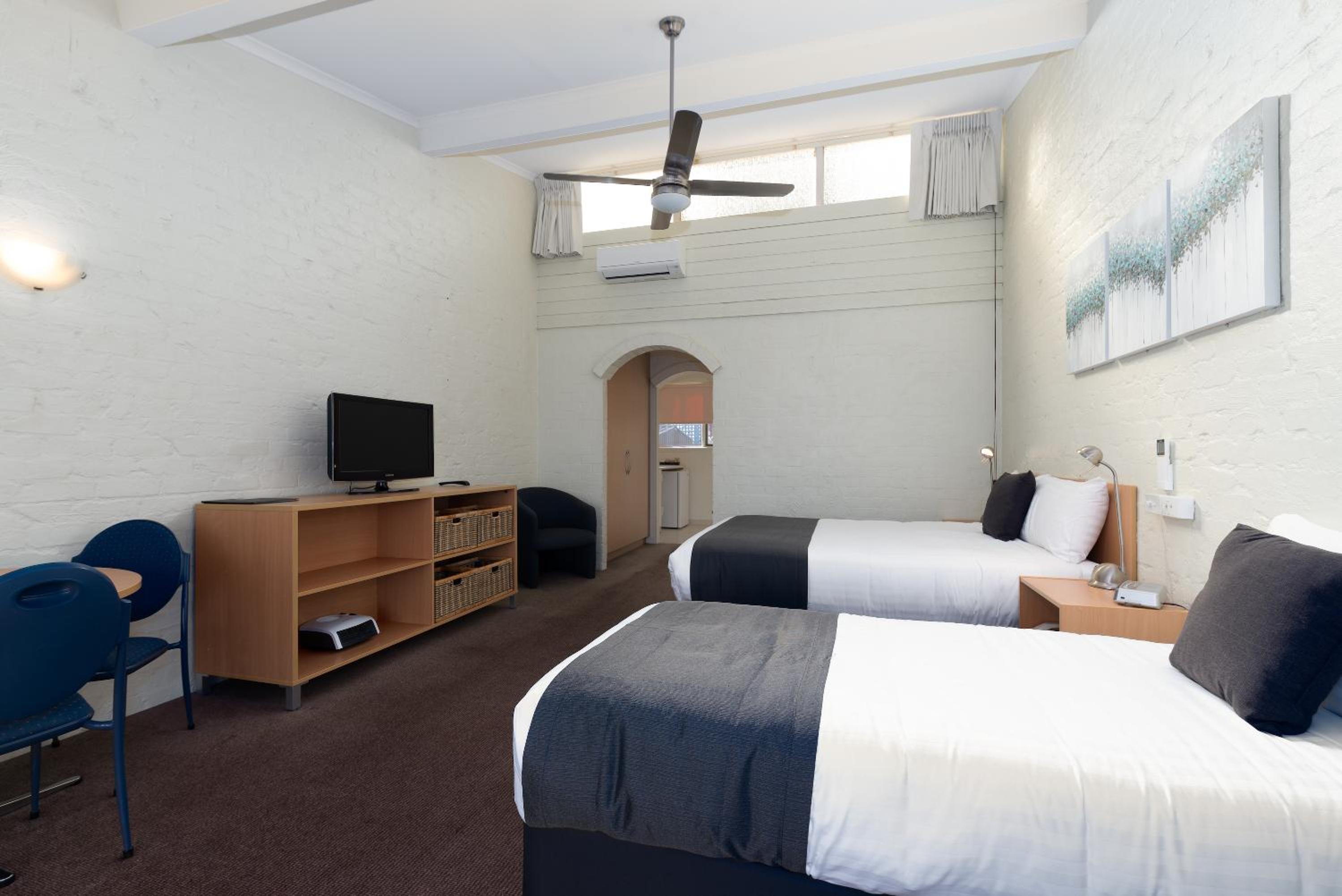 Barclay Motor Inn