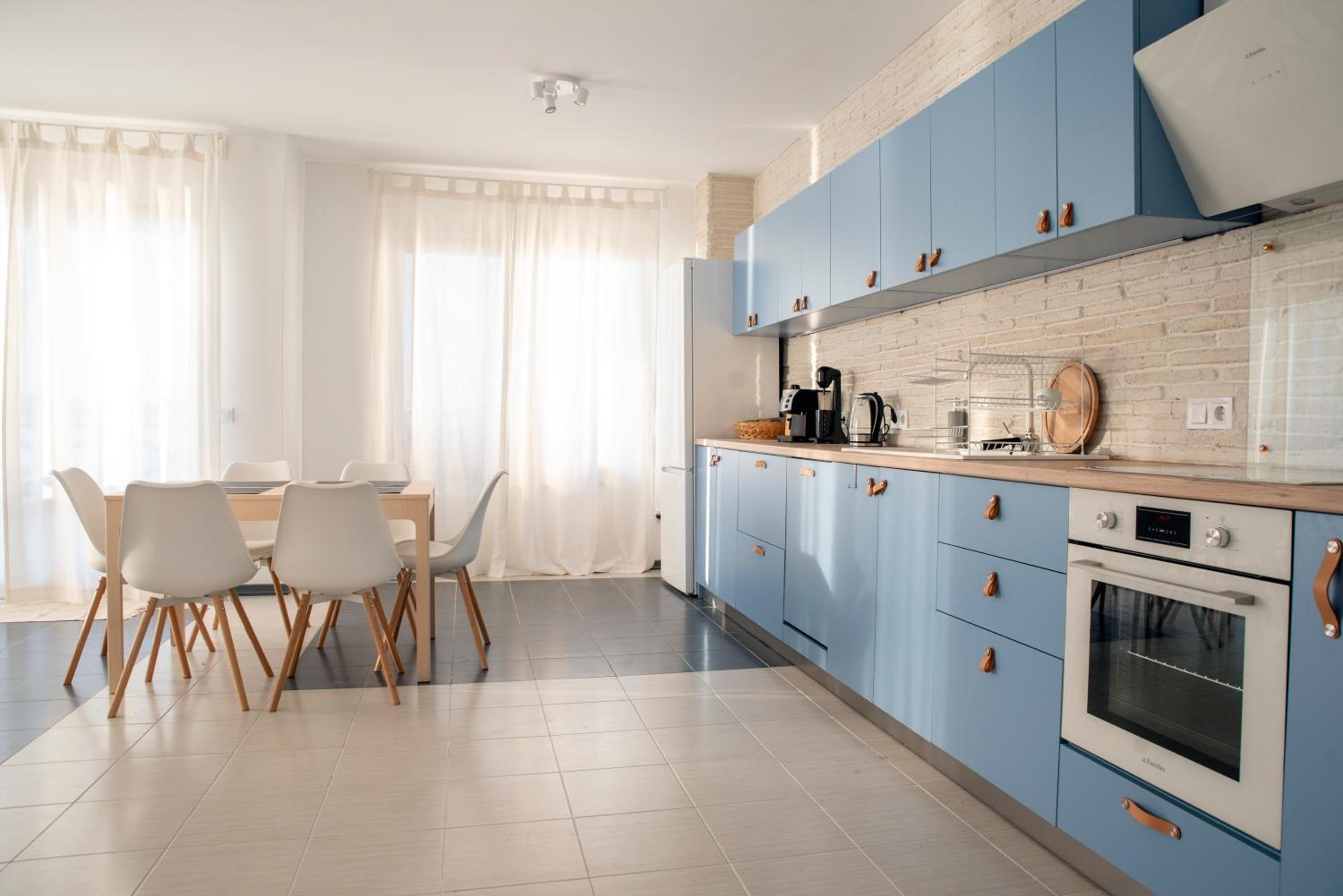 Spacious 3BD flat with PARKING and SEA VIEW by Flat Mаnаger view 2