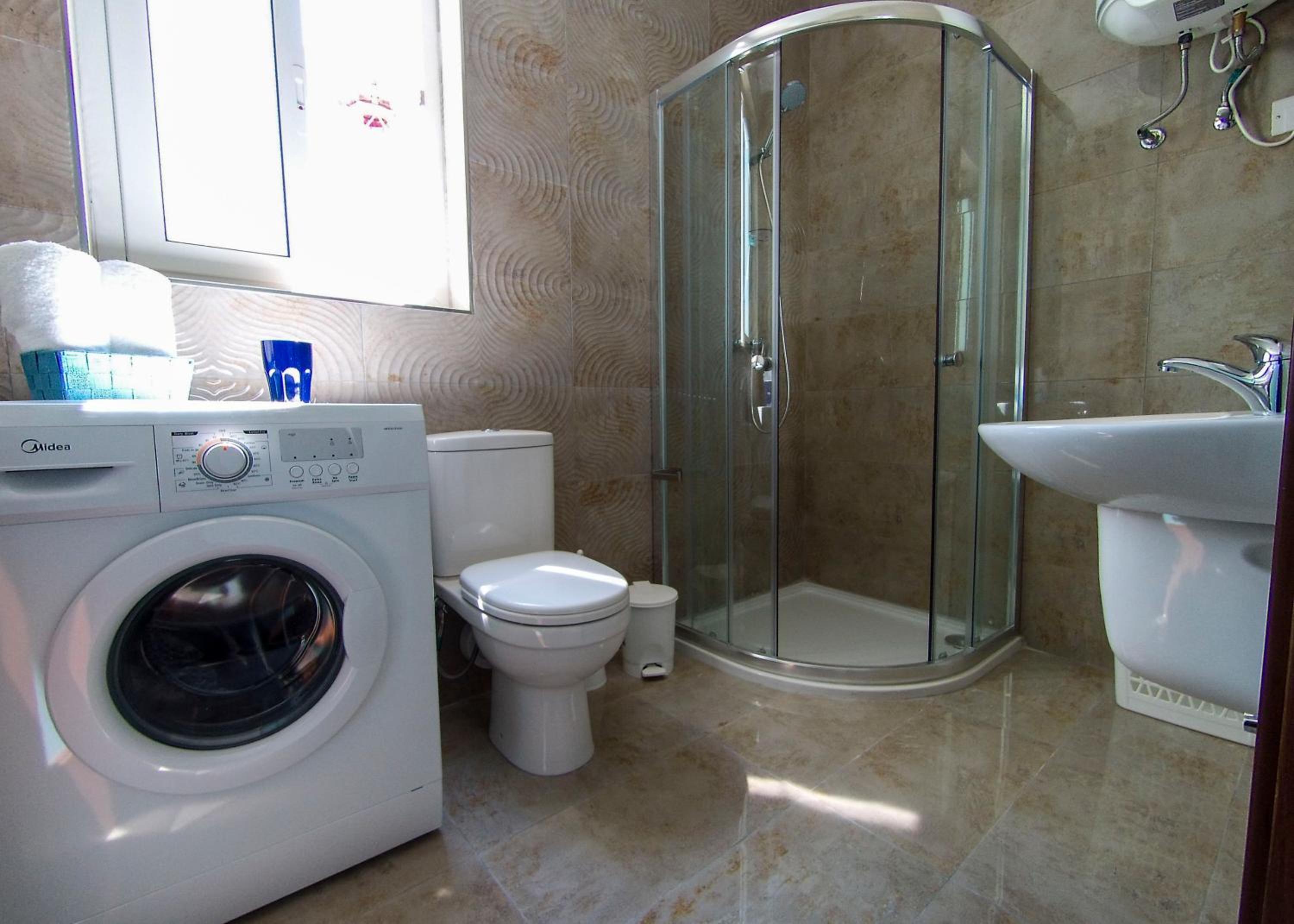 F12 Room 2, Private Room two single beds privated bathroom in shared Flat view 3