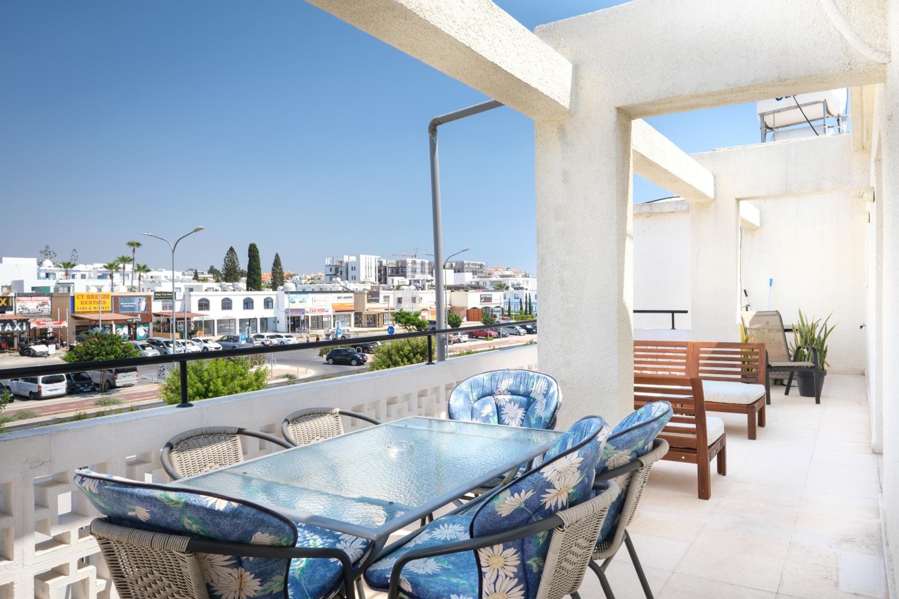 Spacious 3 Bedroom Penthouse, Sea View, 2 Terraces, Walk to Beach, Centre view 2