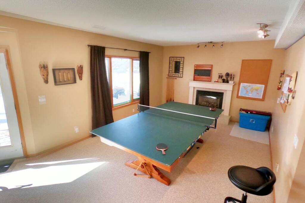Sunny & Cozy Suite with Ping Pong & Pool table view 4