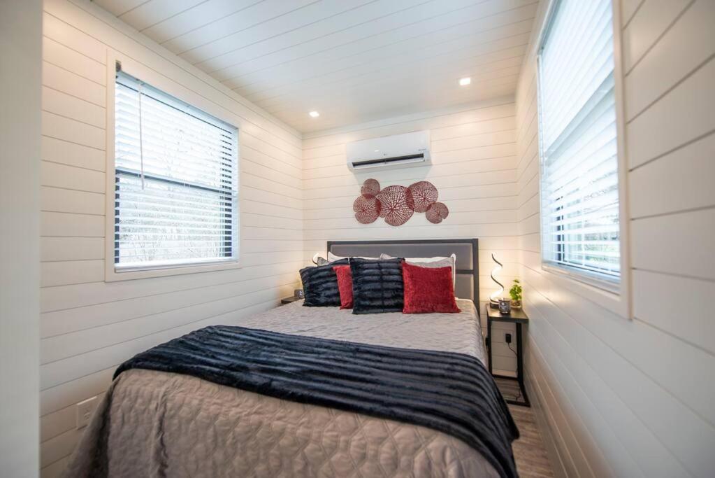 The Merlot House-Container Home 12 min to Magnolia view 5