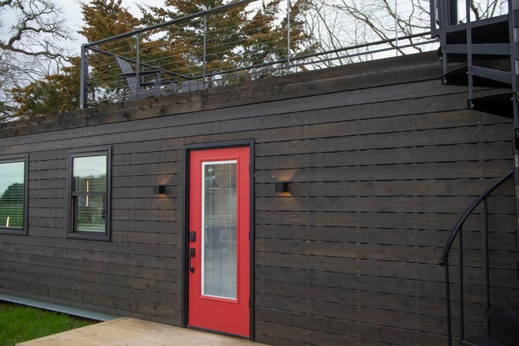 Hotel The Merlot House-Container Home 12 min to Magnolia - Image 1